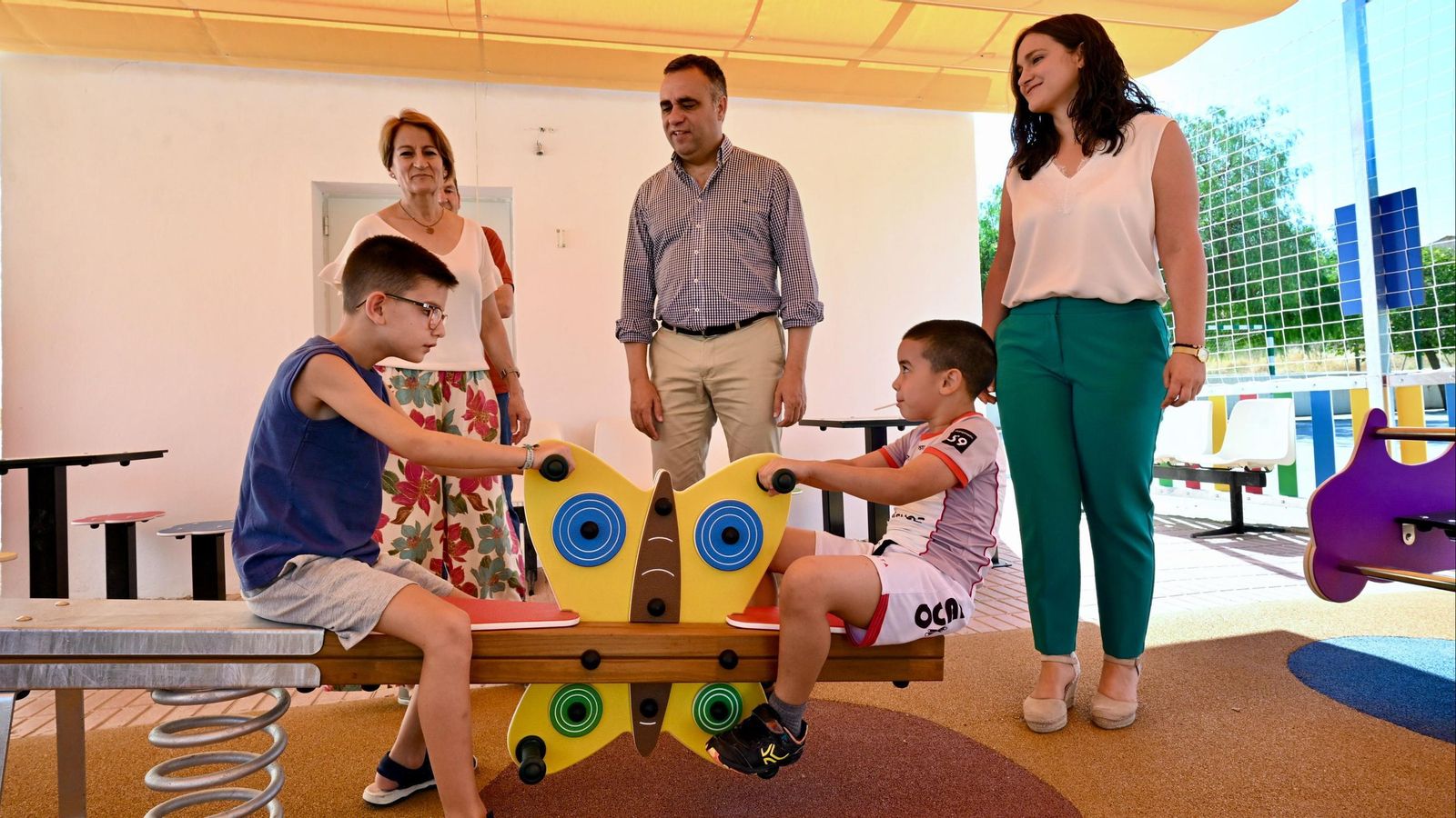 El presidente de la Diputación de Granada, Francis Rodríguez, visita el nuevo parque infantil de Cacín, junto con su alcaldesa, Josefa Ramírez El presidente de la Diputación de Granada, Francis Rodríguez, visita el nuevo parque infantil de Cacín, junto con su alcaldesa, Josefa Ramírez