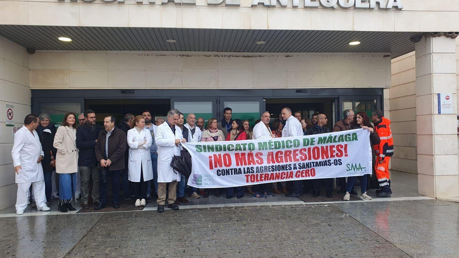 Concentración ante el Hospital de Antequera por la agresión a un facultativo. Concentración ante el Hospital de Antequera por la agresión a un facultativo.