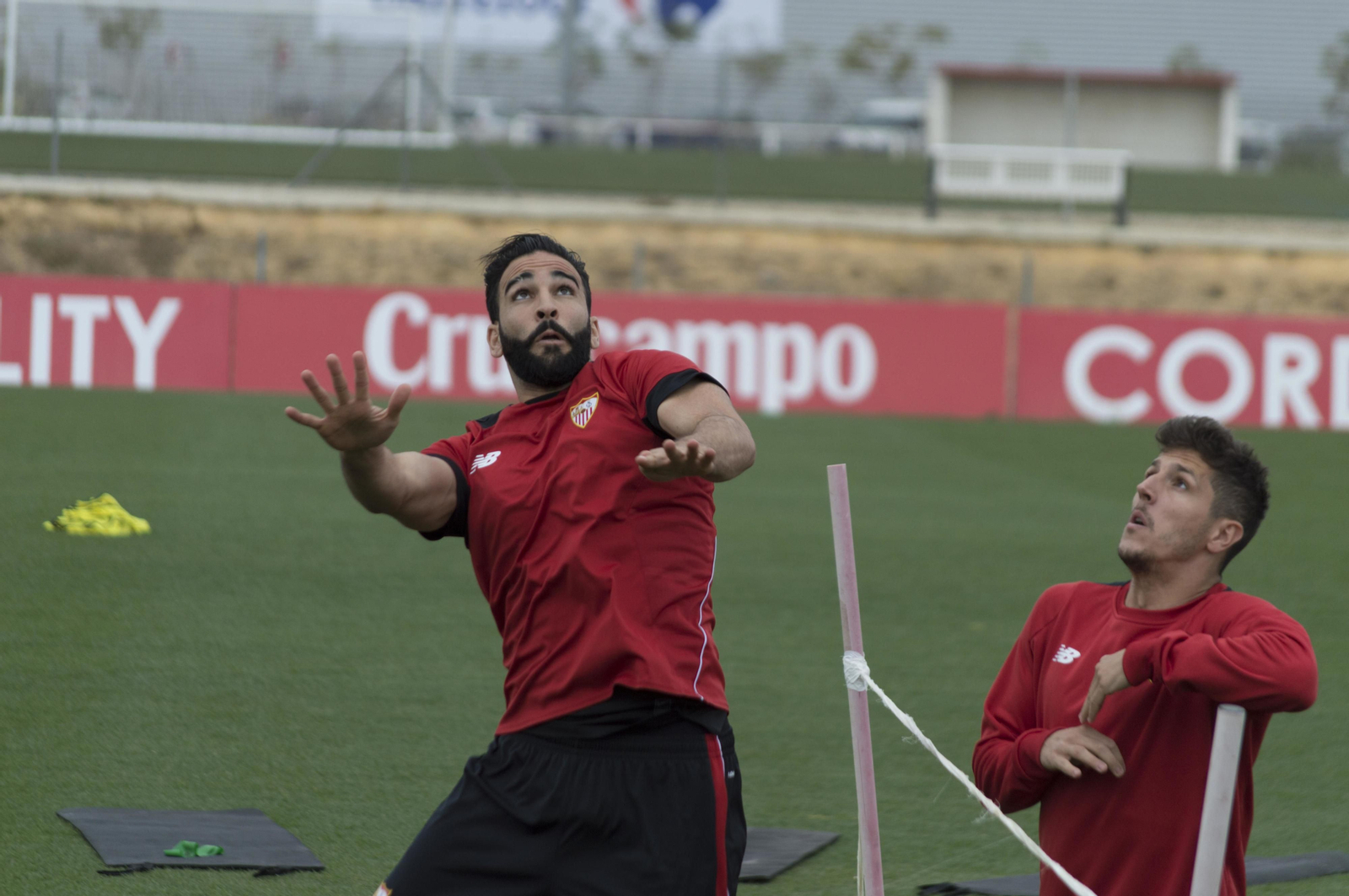 Rami toma impulso para realizar un despeje ante Jovetic durante la sesión de entrenamiento de ayer en la ciudad deportiva.