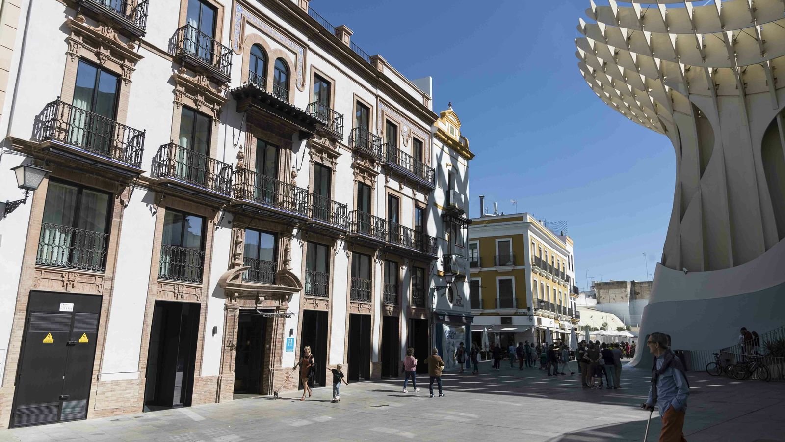 En el plano de Olavide, la calle de la Venera comprendía la plaza de la Encarnación. A la izquierda, un nuevo hotel.