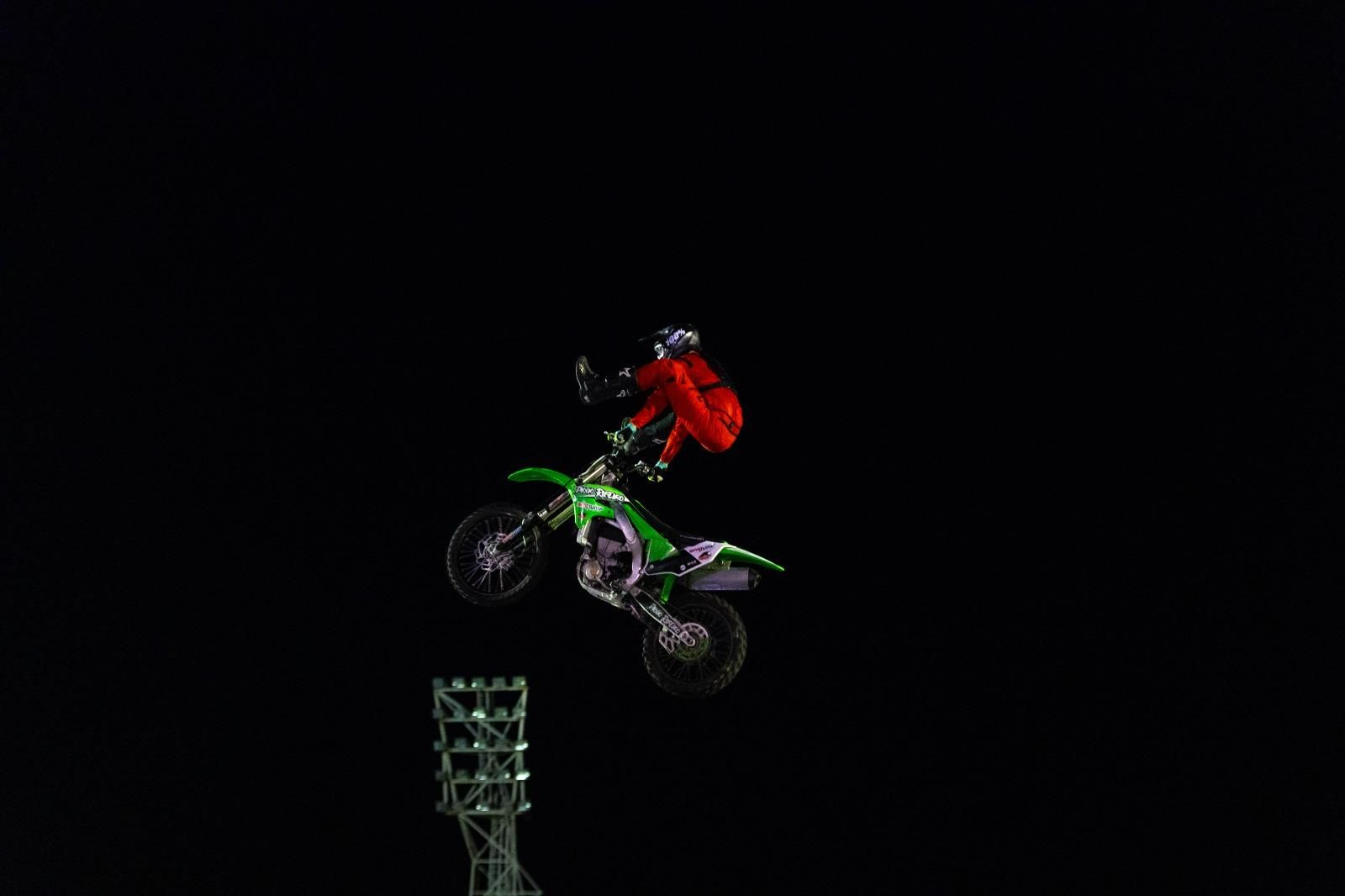 Las espectaculares imágenes que dejan las acrobacias en moto del Freestyle FMX celebrado en San Fernando