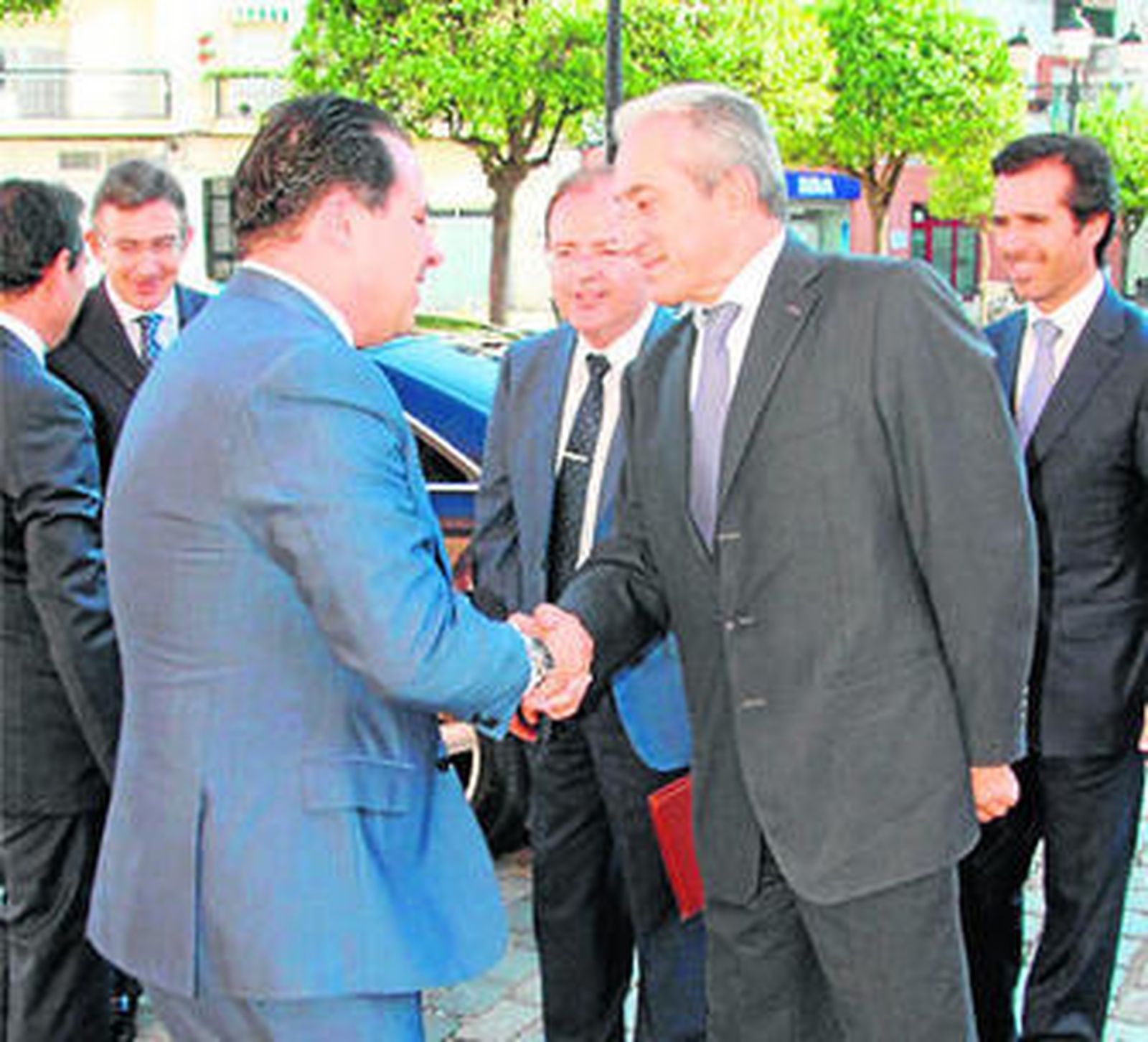 El alcalde de San Juan saluda al embajador de Portugal en España.