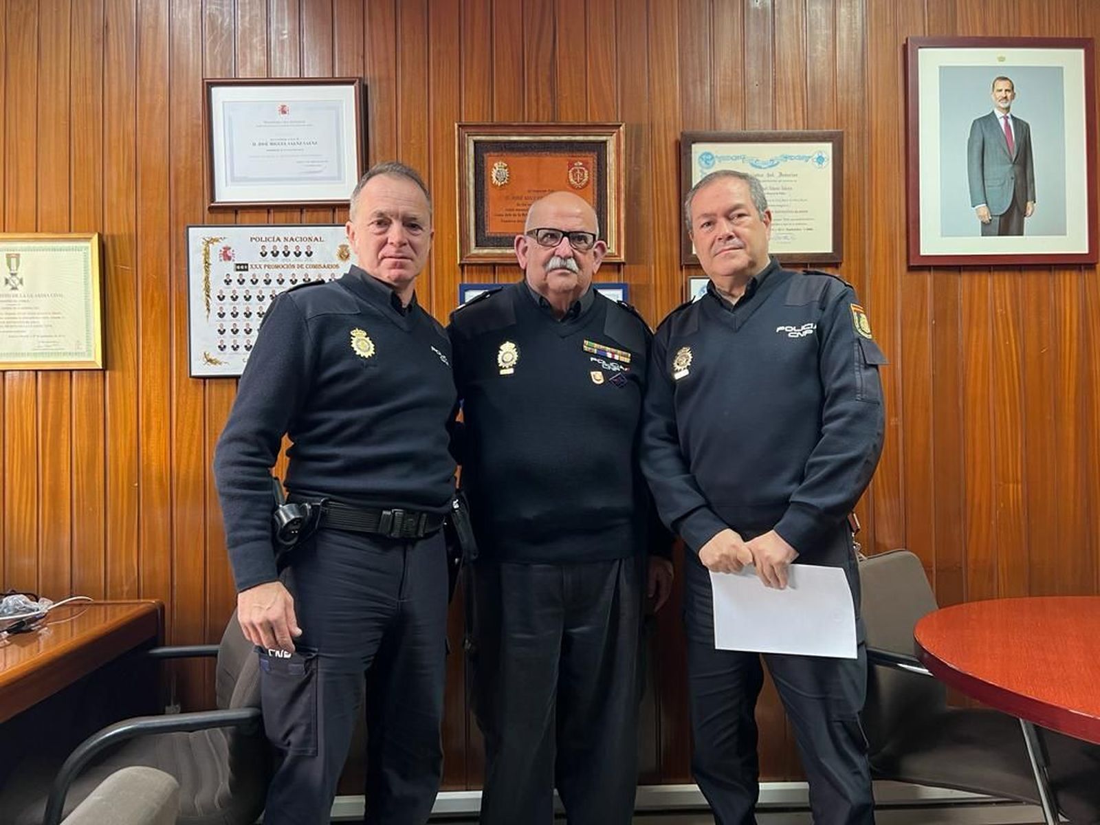 Pepe Calderón, flanqueado por  Álvaro de Ory, jefe de la Brigada  de Seguridad Ciudadana, y el comisario jefe José Miguel Sáenz.