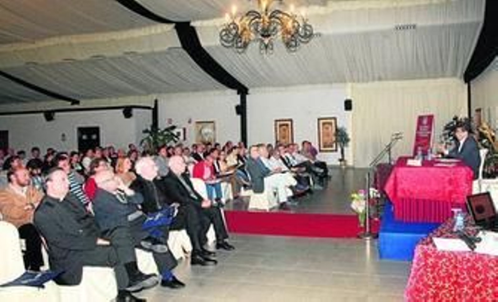 José Manuel Barral presenta las conclusiones de la encuesta realizada a las hermandades de la provincia.