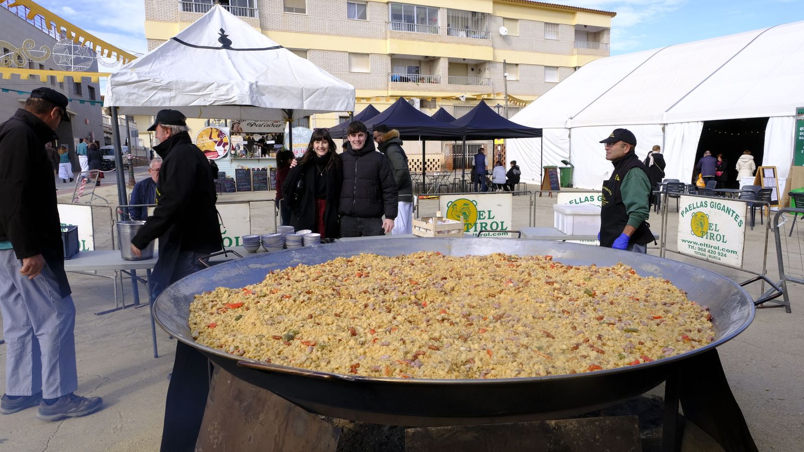 Una sartén de migas para todos los asistentes.