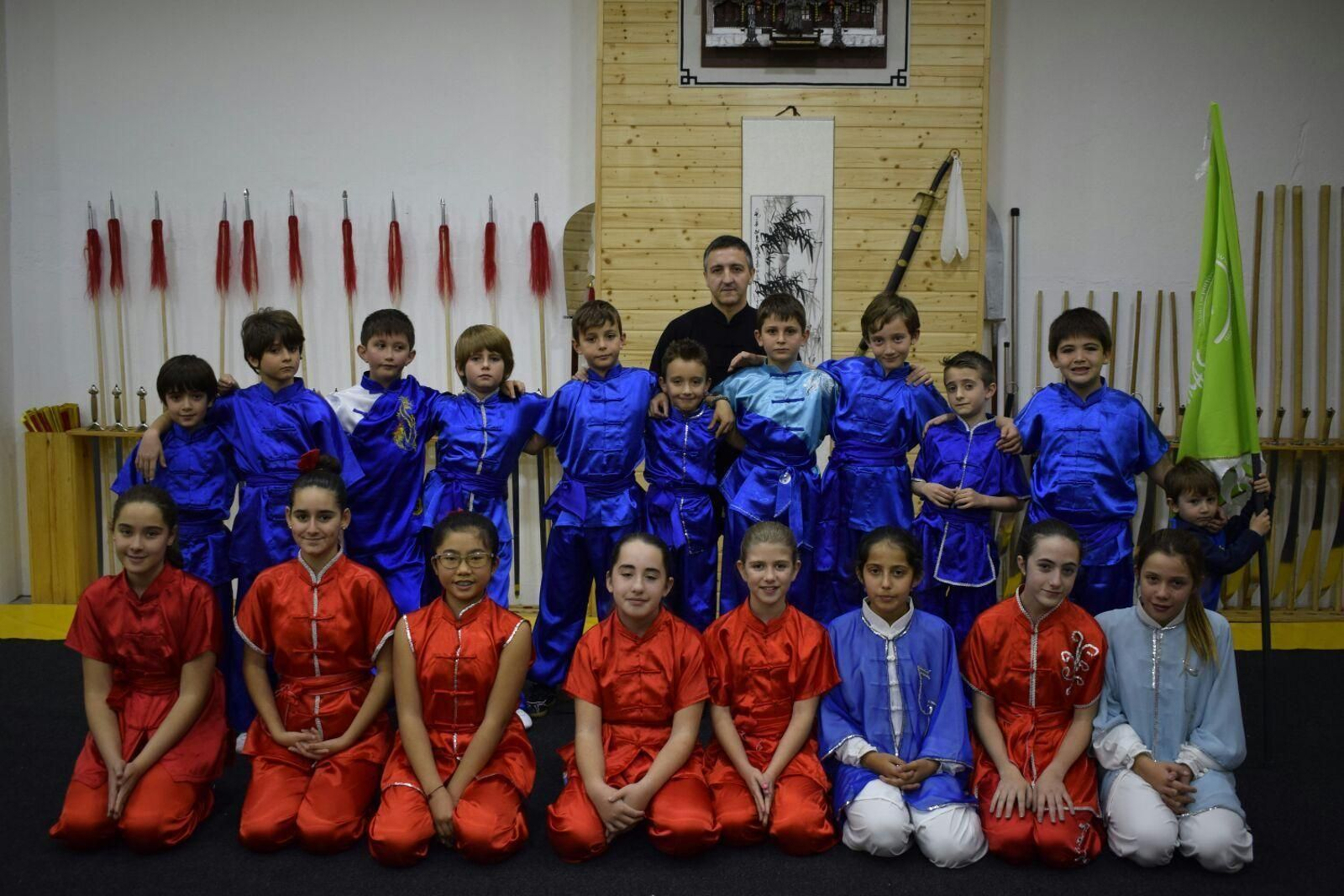 El equipo infantil mixto del Hongwu de Algeciras y el entrenador, Jorge Fernández Riscardoni.