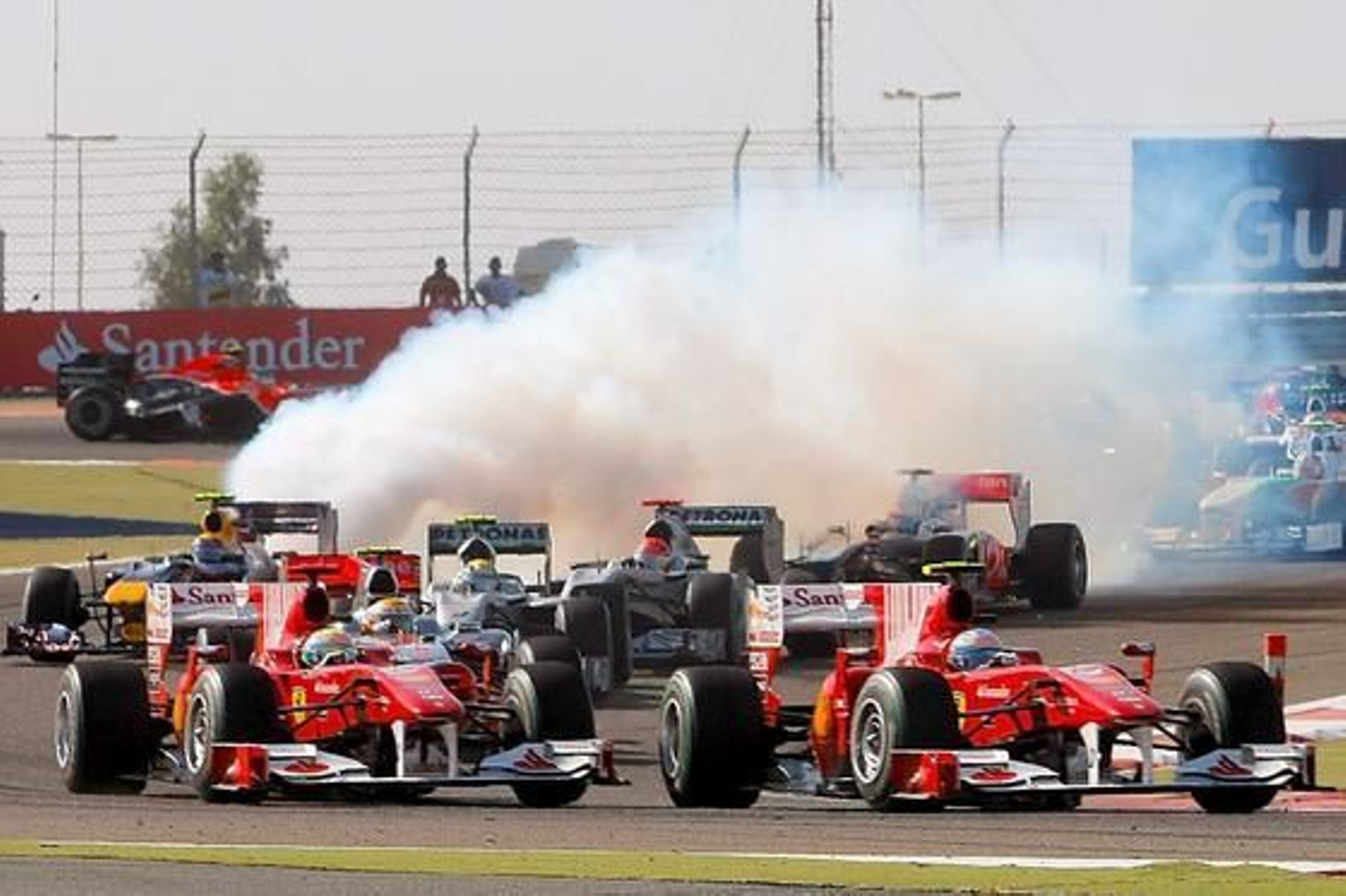 Fernando Alonso gana su primera carrera como piloto de Ferrari en Bahrein. / EFE