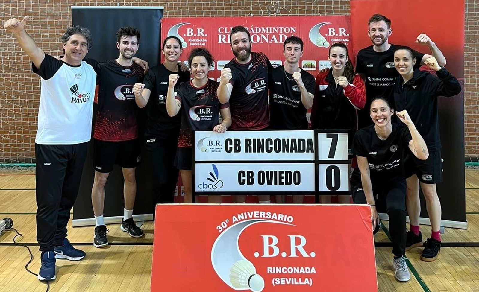 Los integrantes del Bádminton Rinconada celebran su pase a la final.