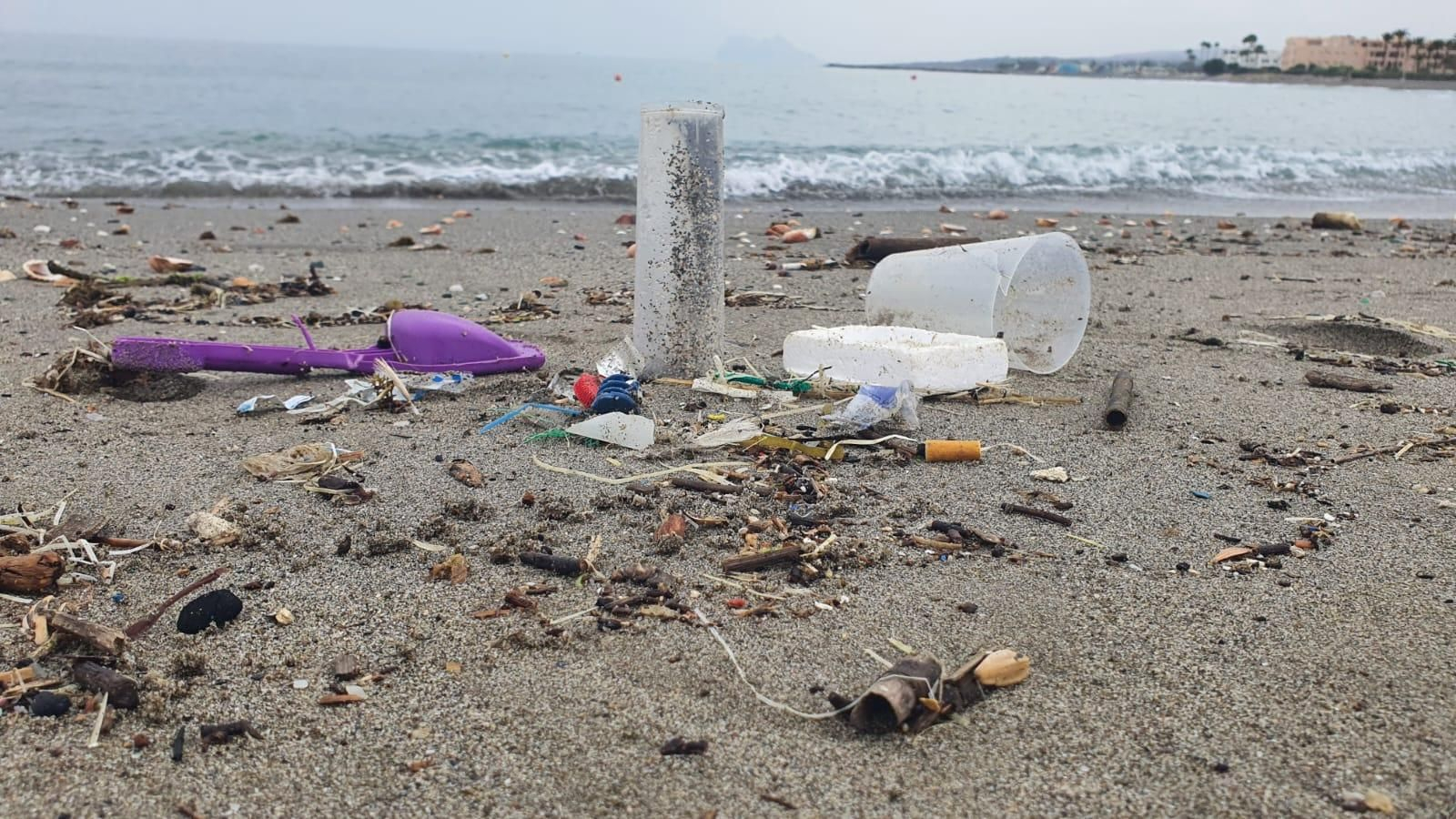 Verdemar-Ecologistas en Acción denuncia la llegada masiva de plásticos a las playas del Campo de Gibraltar.