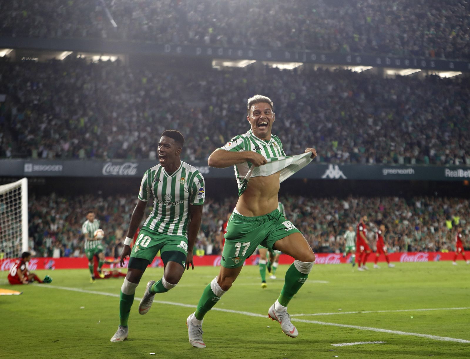 Joaquín celebra un gol con Júnior justo detrás.