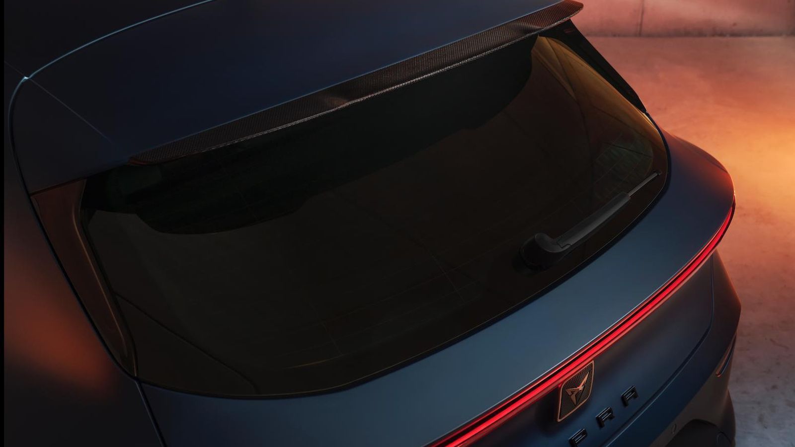 En la carrocería de cinco puertas un alerón remata el portón trasero.