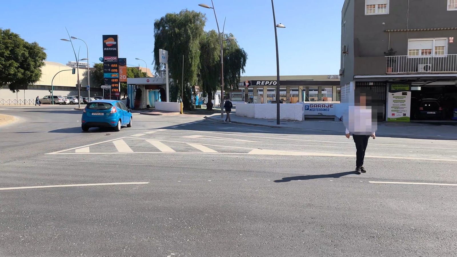 Peatones cruzan la Avenida del Mediterráneo junto al Pabellón Rafael Florido en un tramo sin paso señalizado tras la demolición del antiguo puente dentro de las obras del soterramiento.