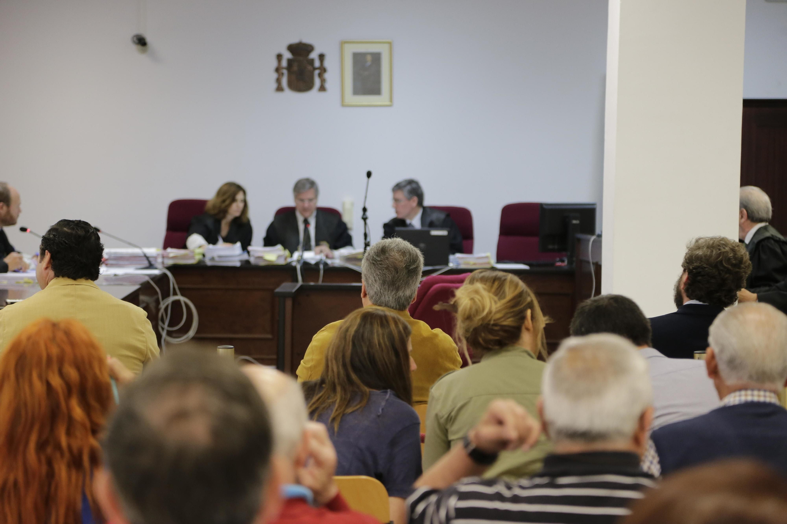 Pacheco, de espaldas en primer término, frente a los magistrados que le juzgaron el pasado mes de junio.