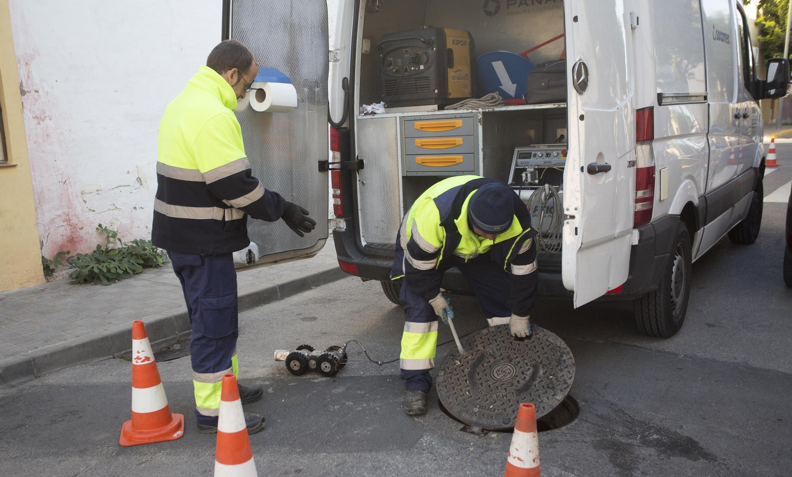 Una imagen de archivo de los técnicos trabajando en la barriada afectada por la contaminación.