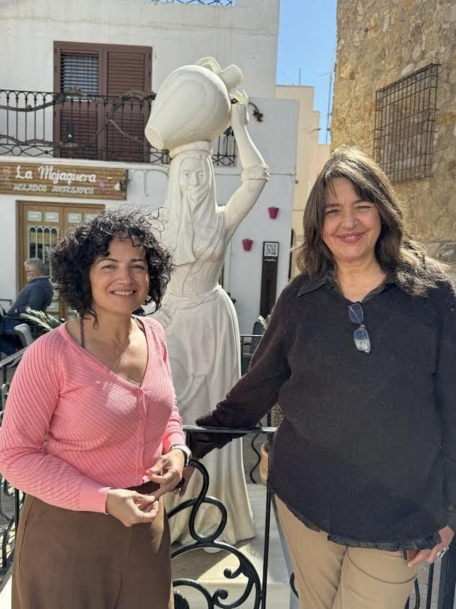 La autora  drcha, con la concejal de Cultura de Mojácar, Noemi Linares