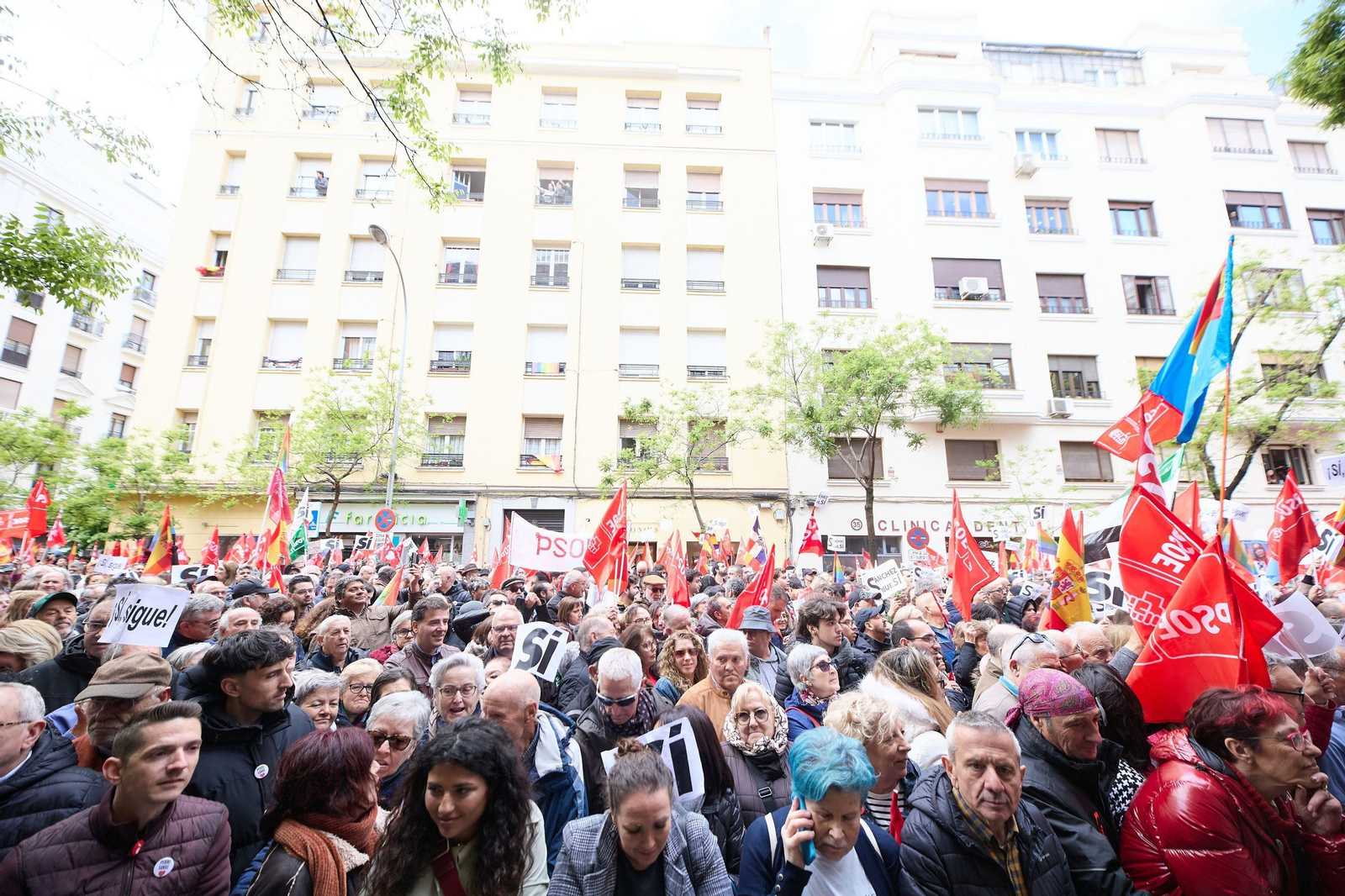 Miles de personas apoyan a Sánchez en Madrid