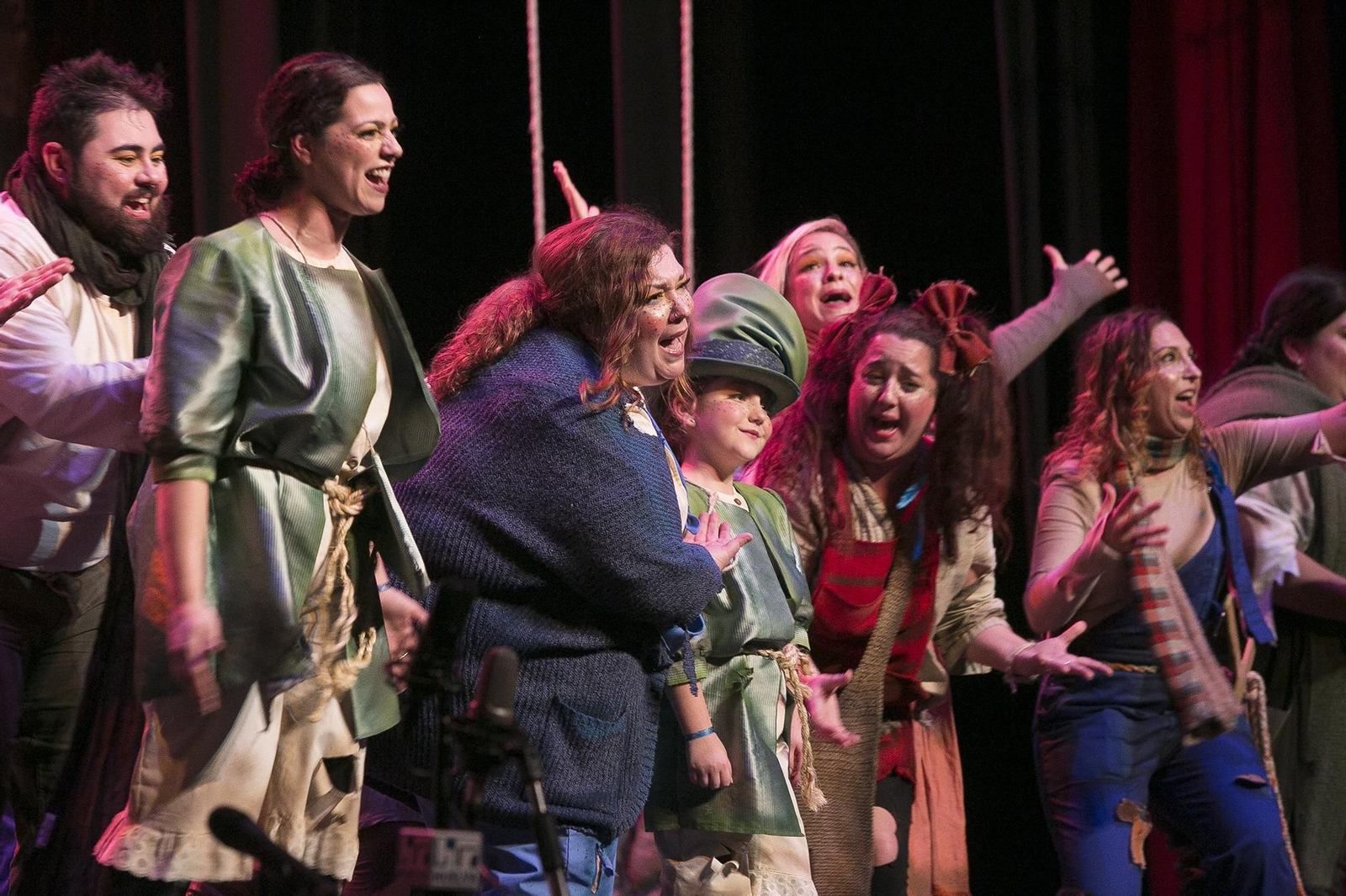 La comparsa La canción perdida, de Huelva, en su pase por la final.