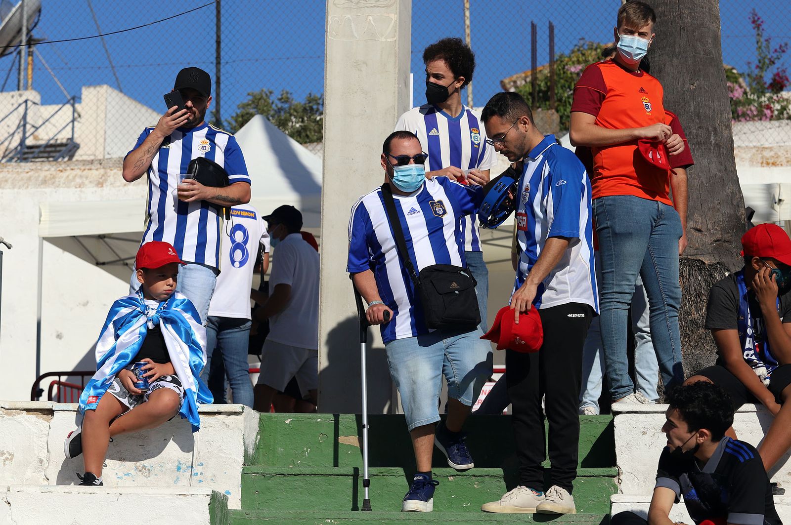 Imágenes de la afición más fiel del Recre en su visita al campo del Antoniano