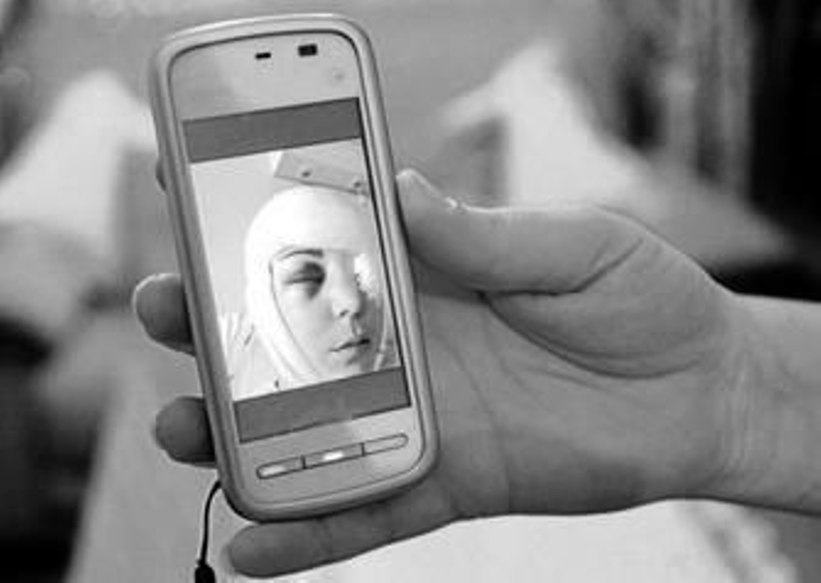 La joven muestra su imagen tras la operación en un móvil.