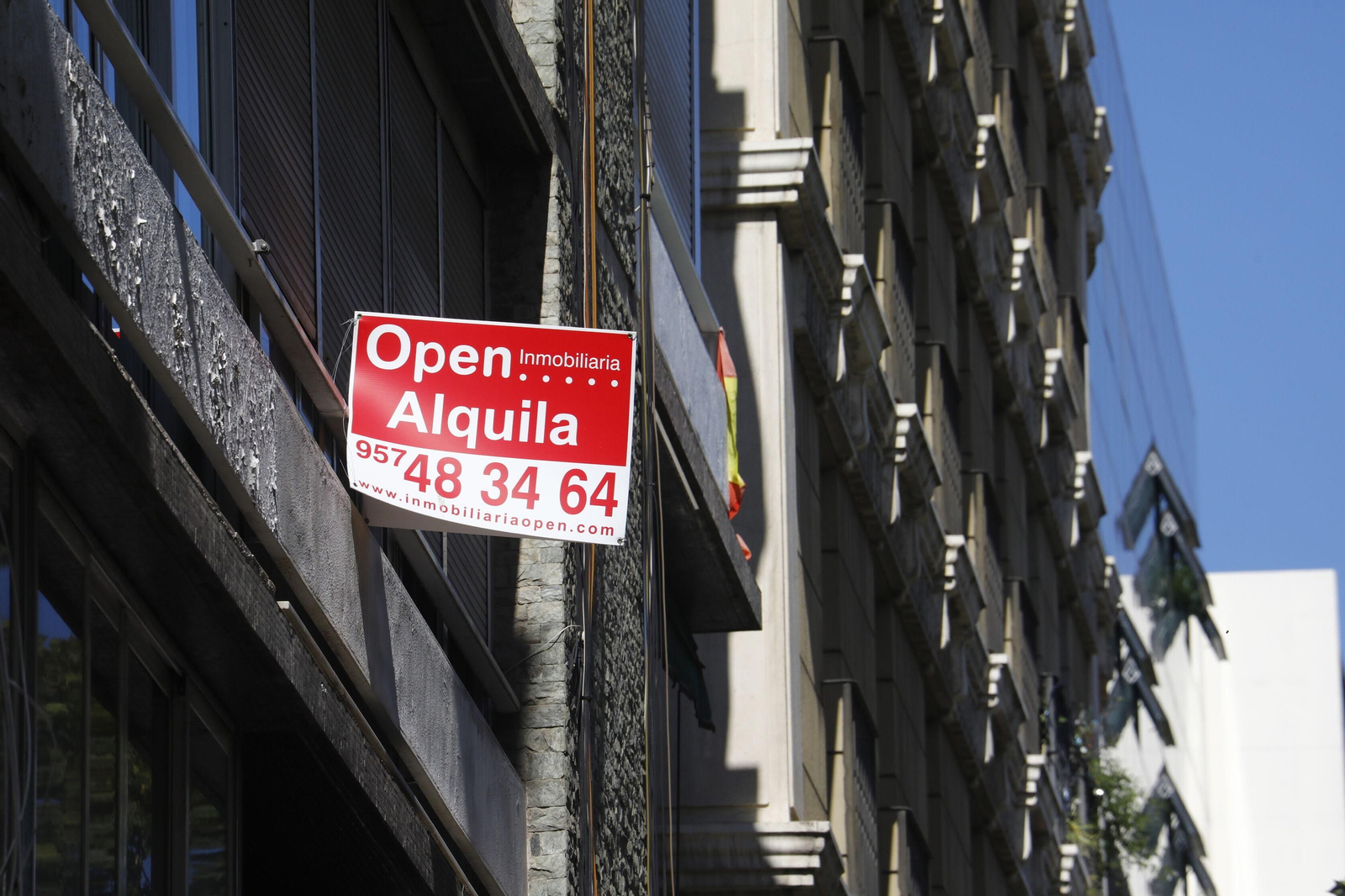 Un cartel de alquiler de un piso.