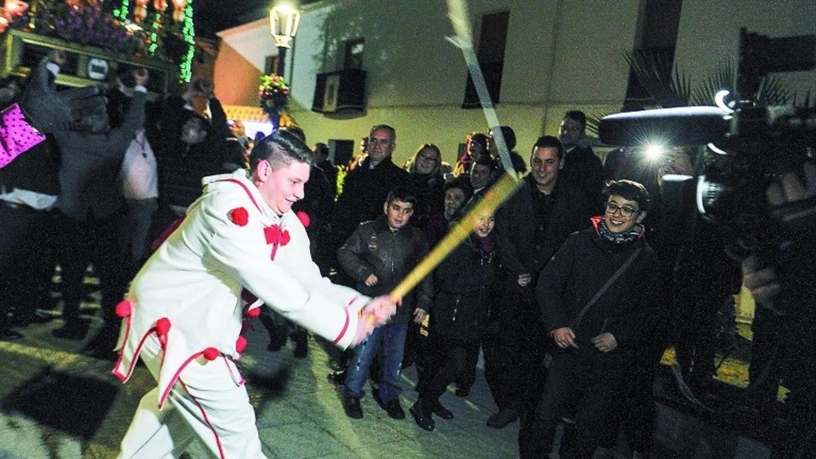 El Pelotero recorre las calles de Arquillos durante las fiestas de San Antonio Abad, escenificando la tradición popular que simboliza las tentaciones del santo ante la mirada de vecinos y visitantes.