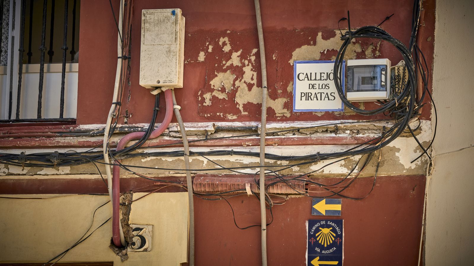 Cables cubriendo una fachada de Cádiz.