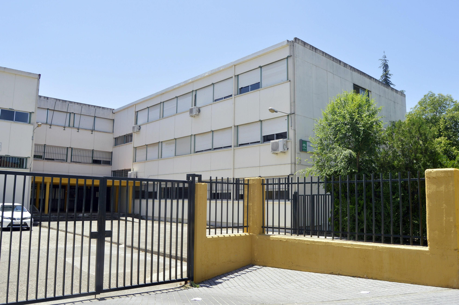 Acceso principal al colegio Obispo Osio.