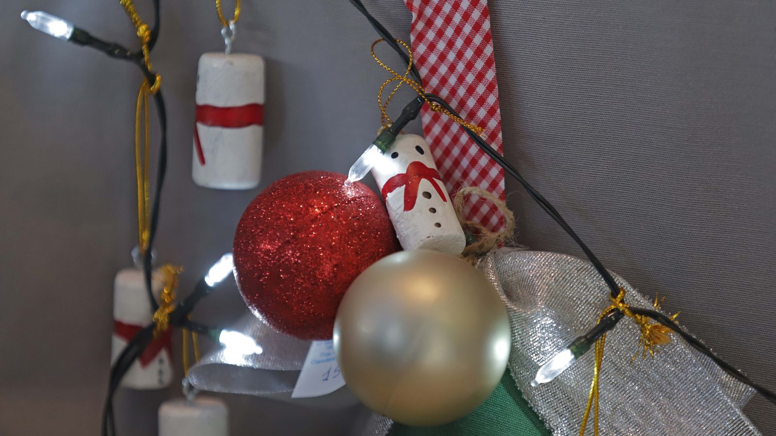 Venta de productos navideños solidarios de Apadis en Algeciras