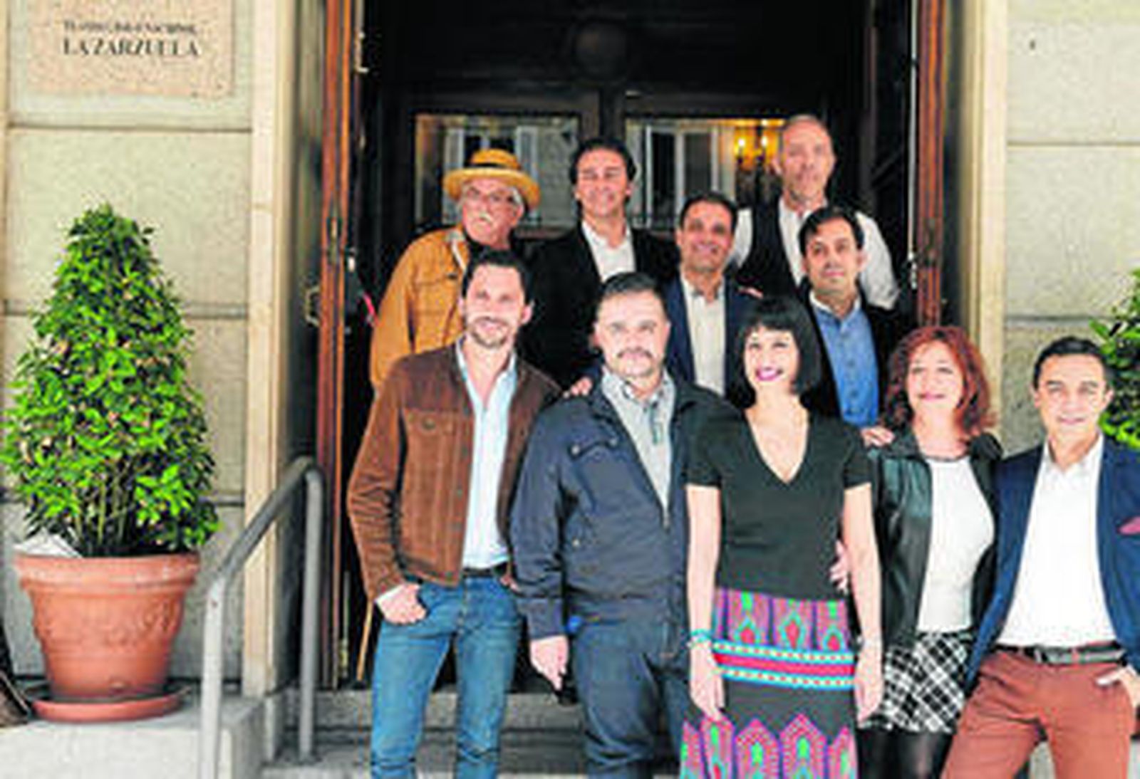 Paco León y Miguel del Arco (atrás, a la derecha), junto con el equipo de '¡Cómo está Madriz!'.