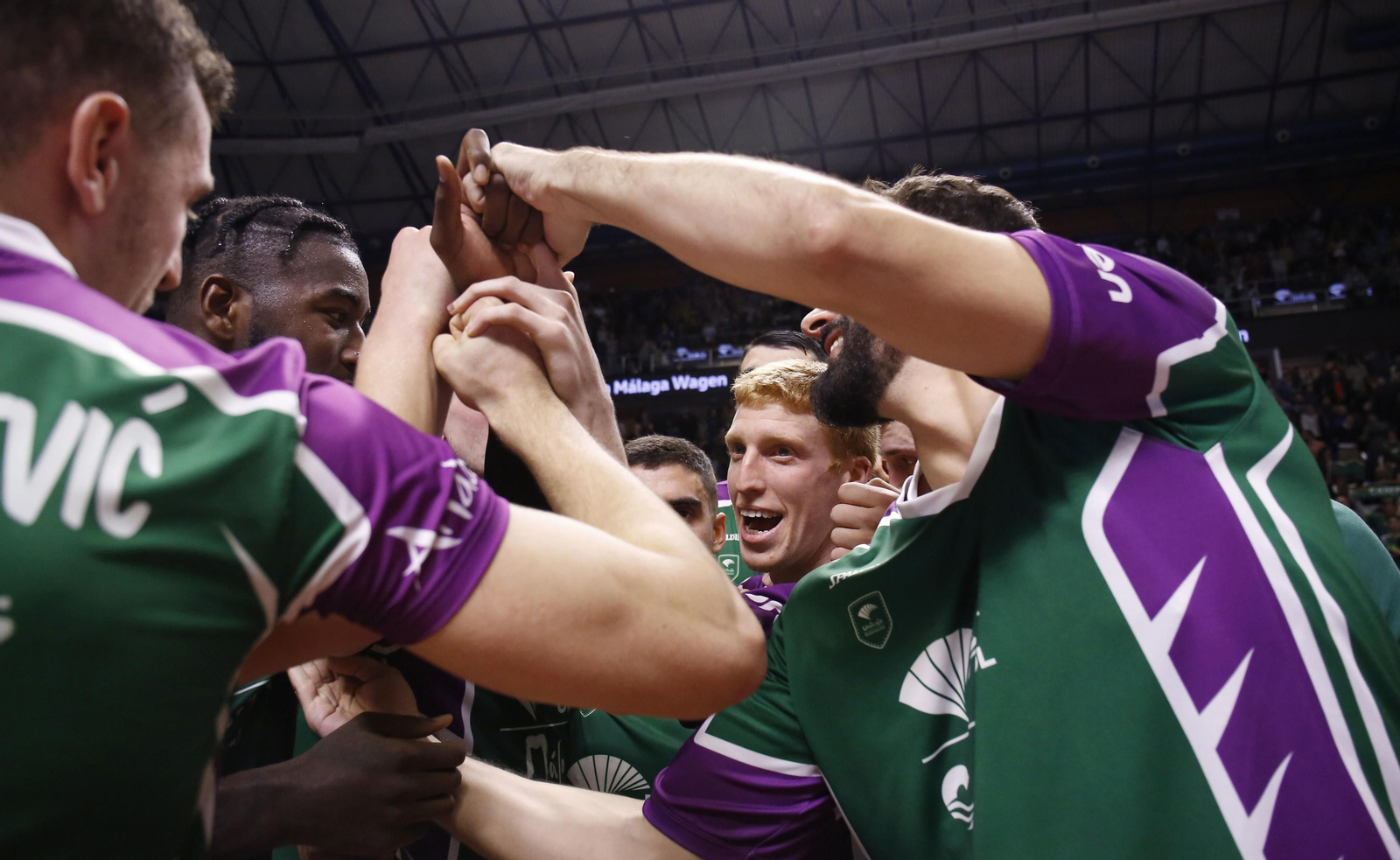 El Unicaja celebra la victoria en el centro de la pista. El Unicaja celebra la victoria en el centro de la pista.