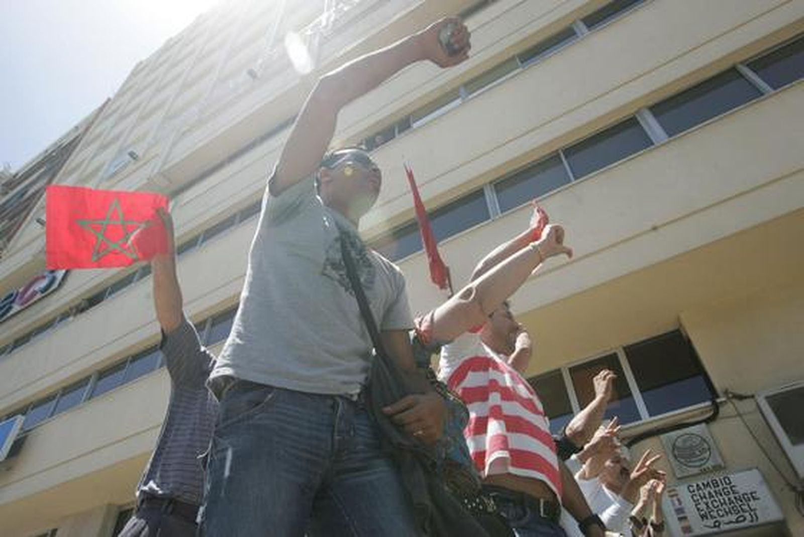 Unas 200 personas reclaman el Sahara libre antes el Consulado de Marruecos donde les responden unos 30 marroquíes gritando y besando la bandera de su país./Fotos:J.M.Quiñones

Foto: J.M.Q.