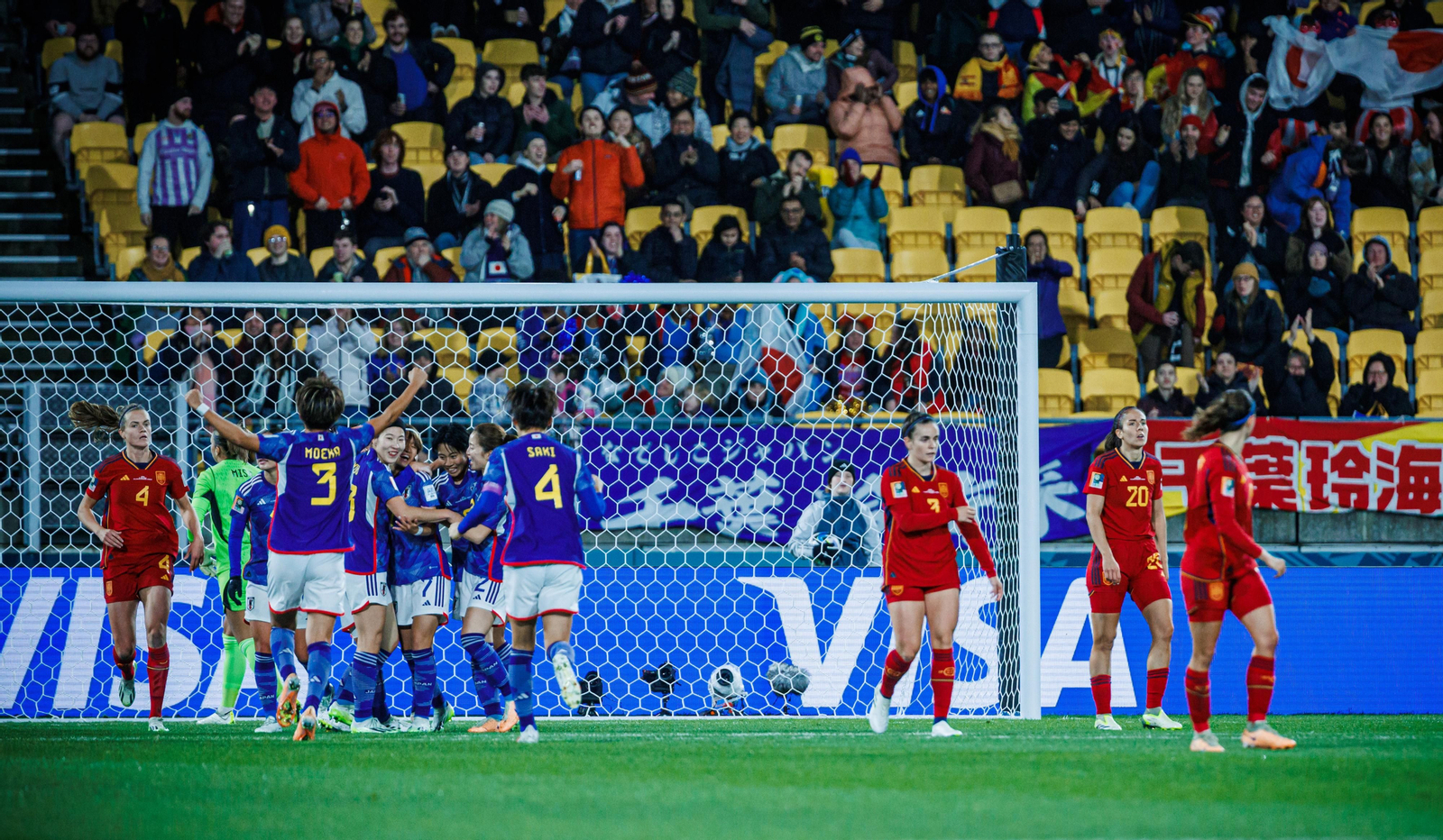 Las jugadoras japonesas celebran uno de los goles en la primera mitad.