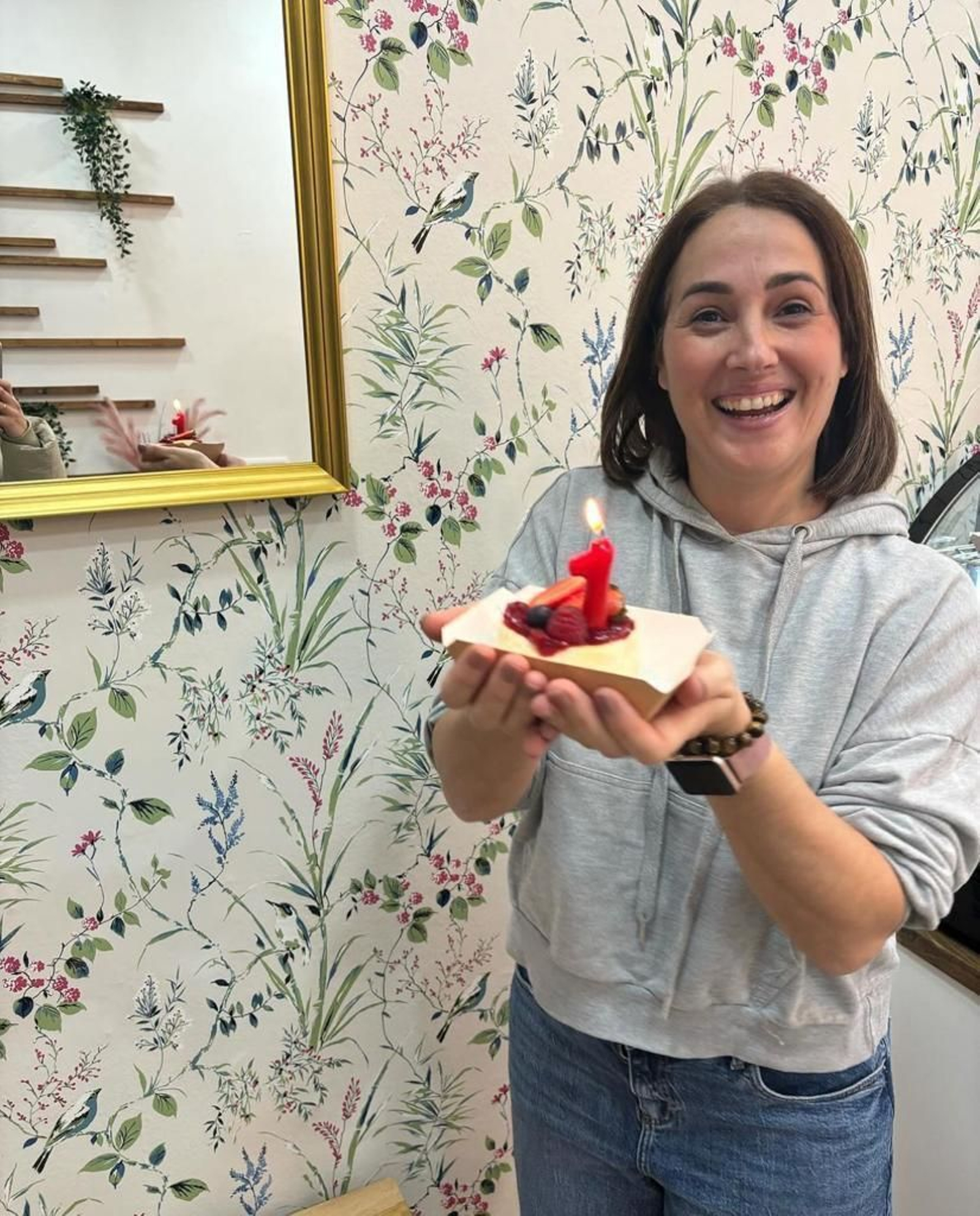 La emprendedora jerezana de Las Tartas de Mari, celebrando el primer aniversario de la apertura del negocio.