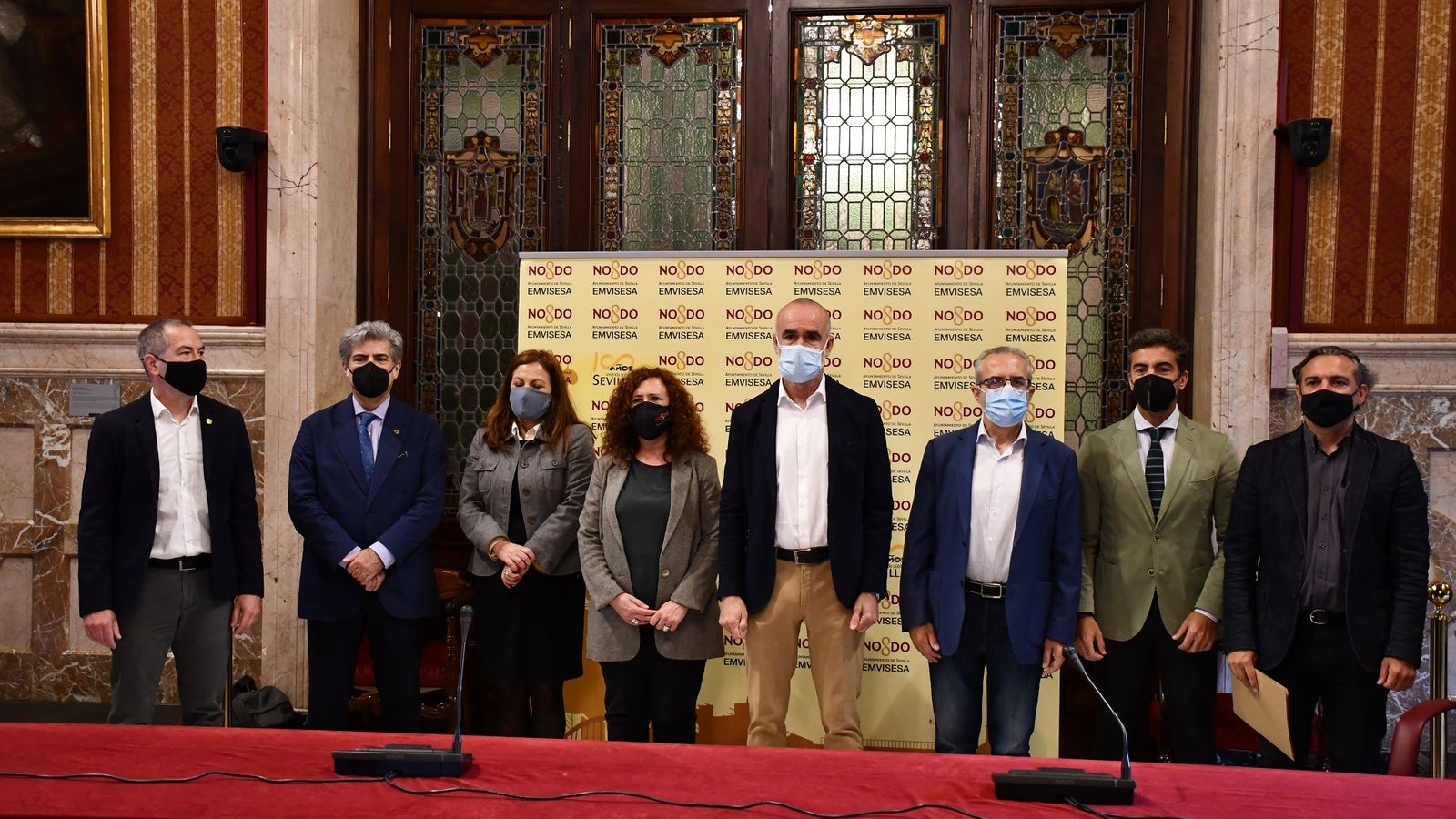 Autoridades y representantes de colegios y de la Universidad en la presentación del concurso.