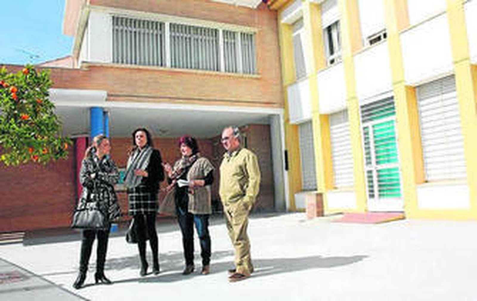 La alcaldesa y los ediles durante su visita al colegio Vicente Espinel.