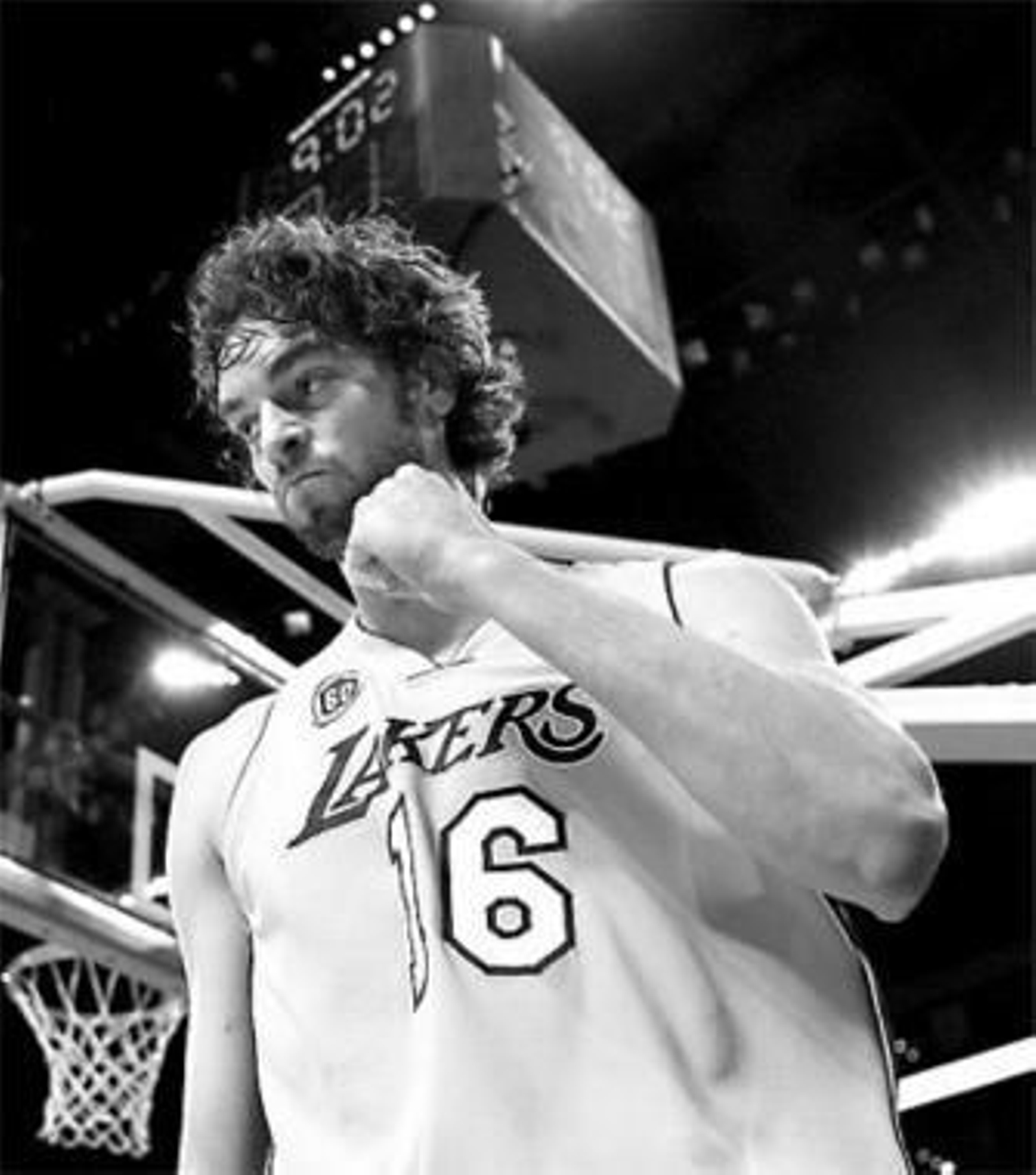 Gasol se retira a los vestuarios feliz con el triunfo.