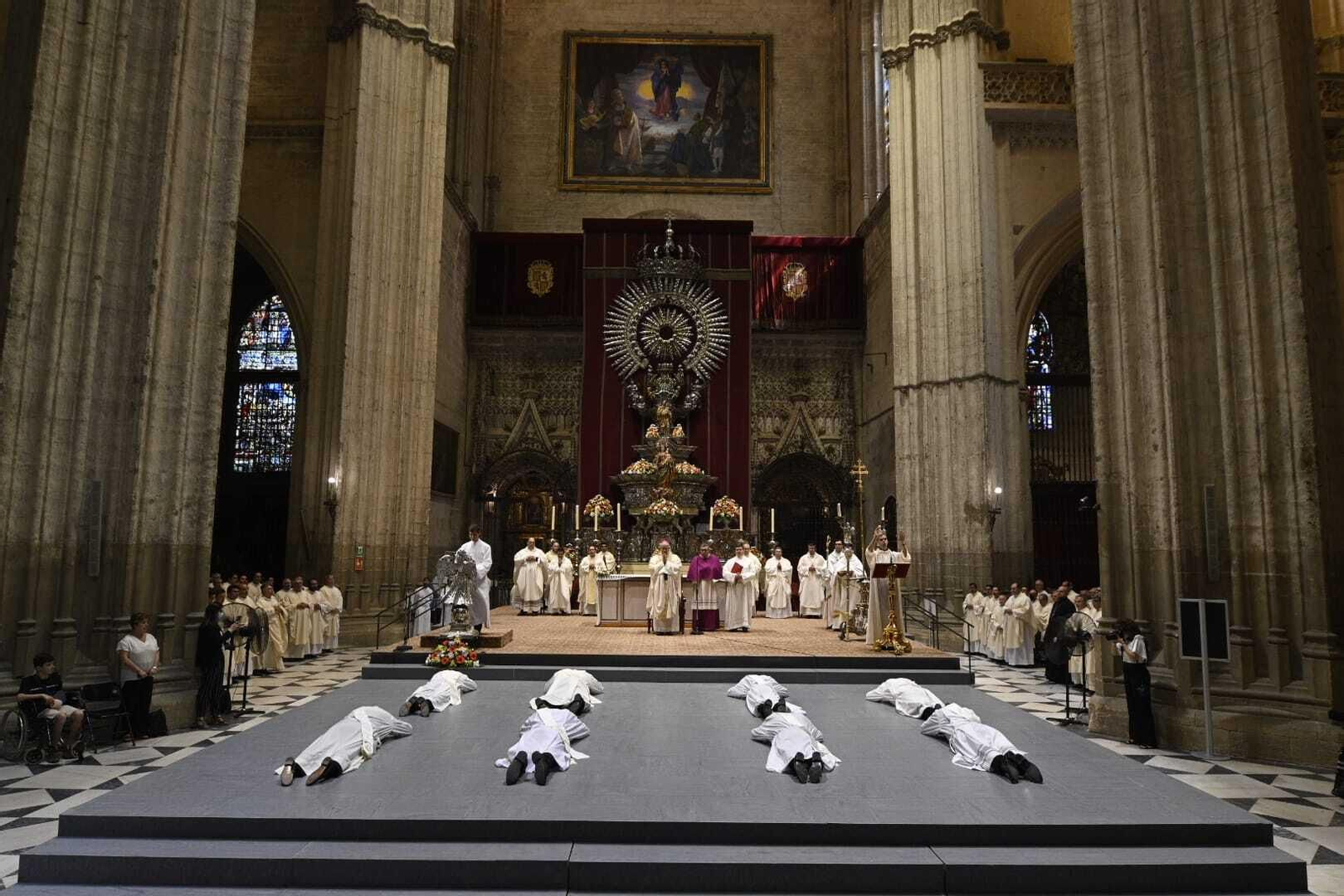Los ocho nuevos sacerdotes postrados por completo
