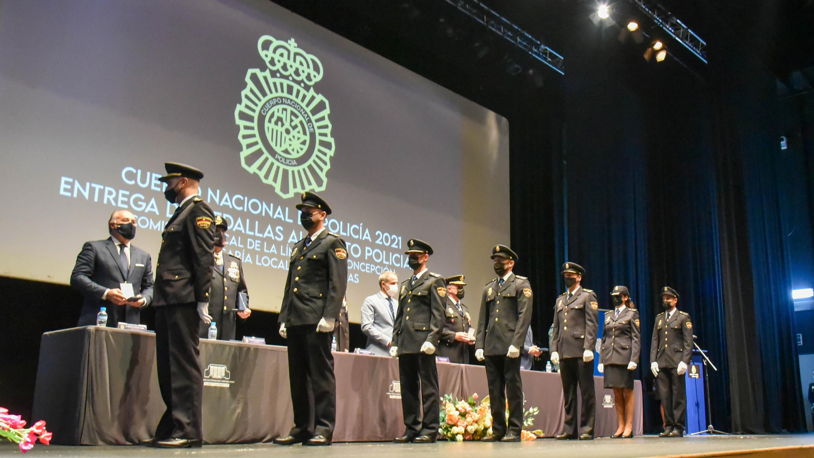 Las fotos de la entrega de medallas por el Dia de la Policía Nacional