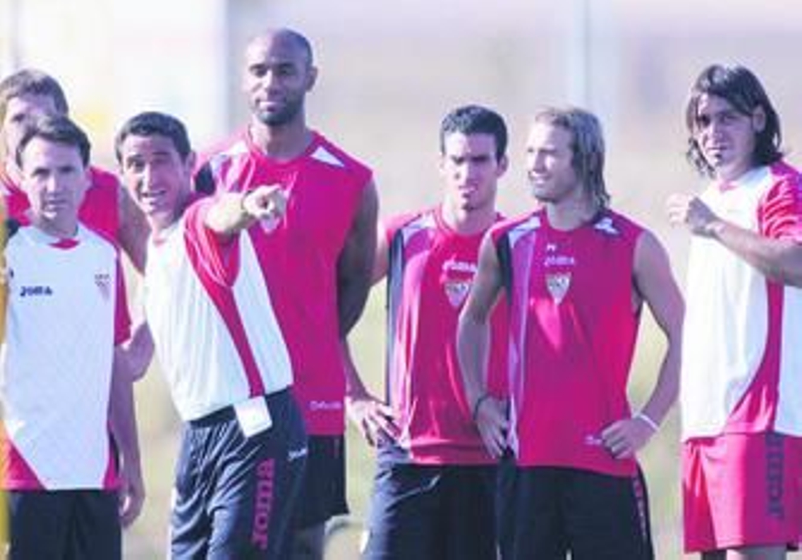 Jiménez realiza indicaciones ante Orellana, Kanoute, Alfaro y Capel.