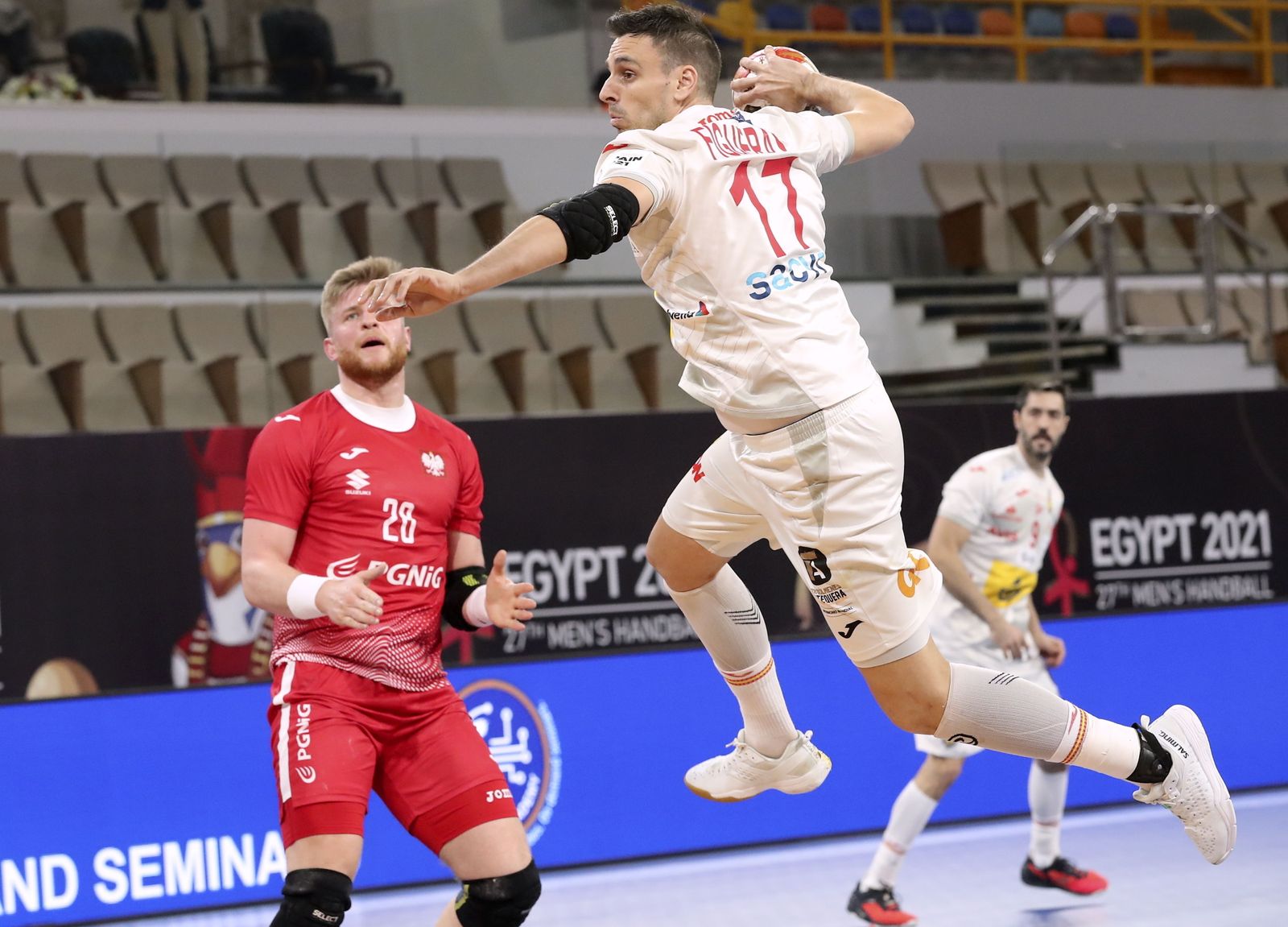 Adrián Figueras se dispone a lanzar culminando un contragolpe de España ante Polonia.