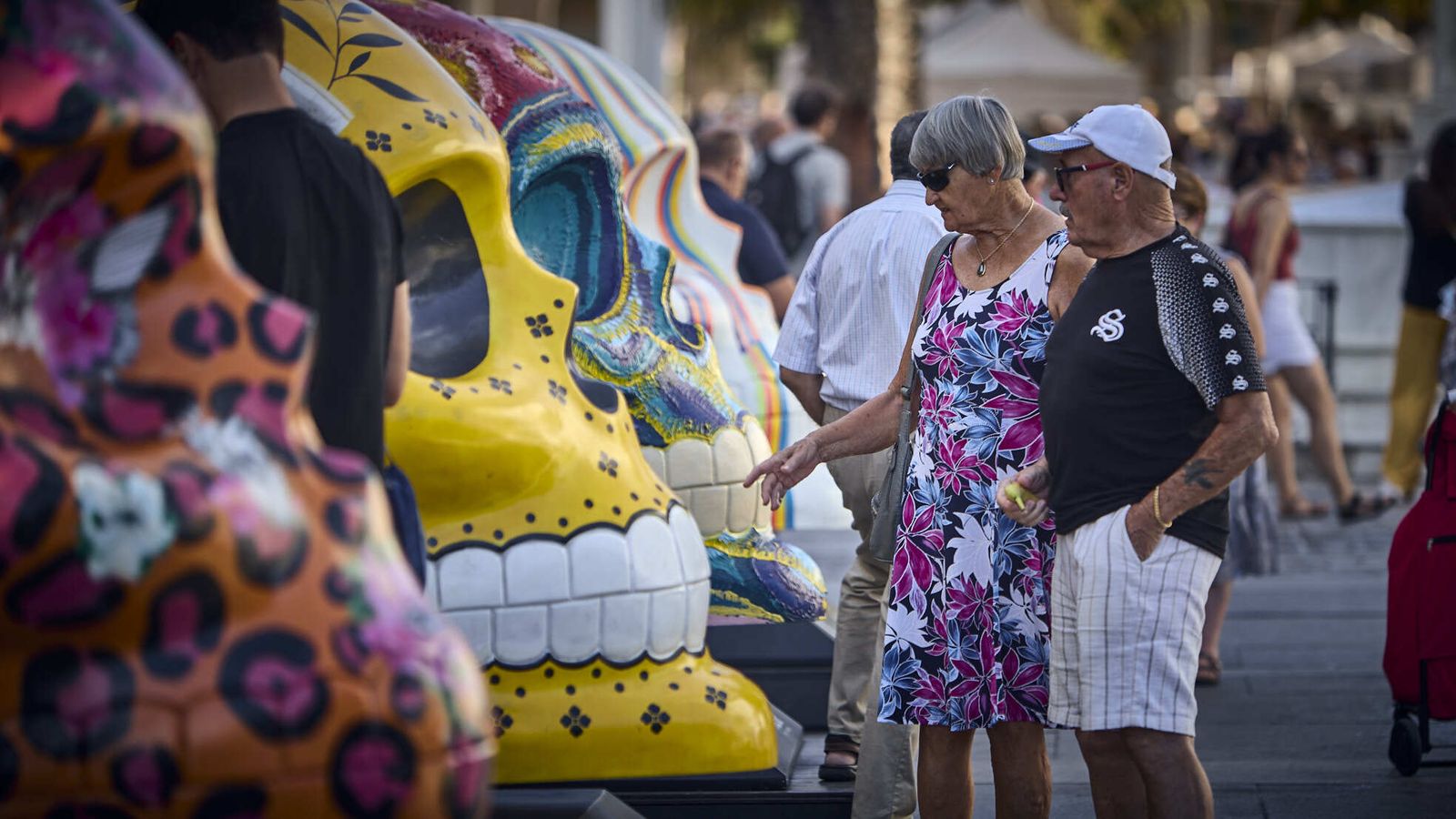 Algunas de las obras que se exponen en la plaza de San Juan de Dios.