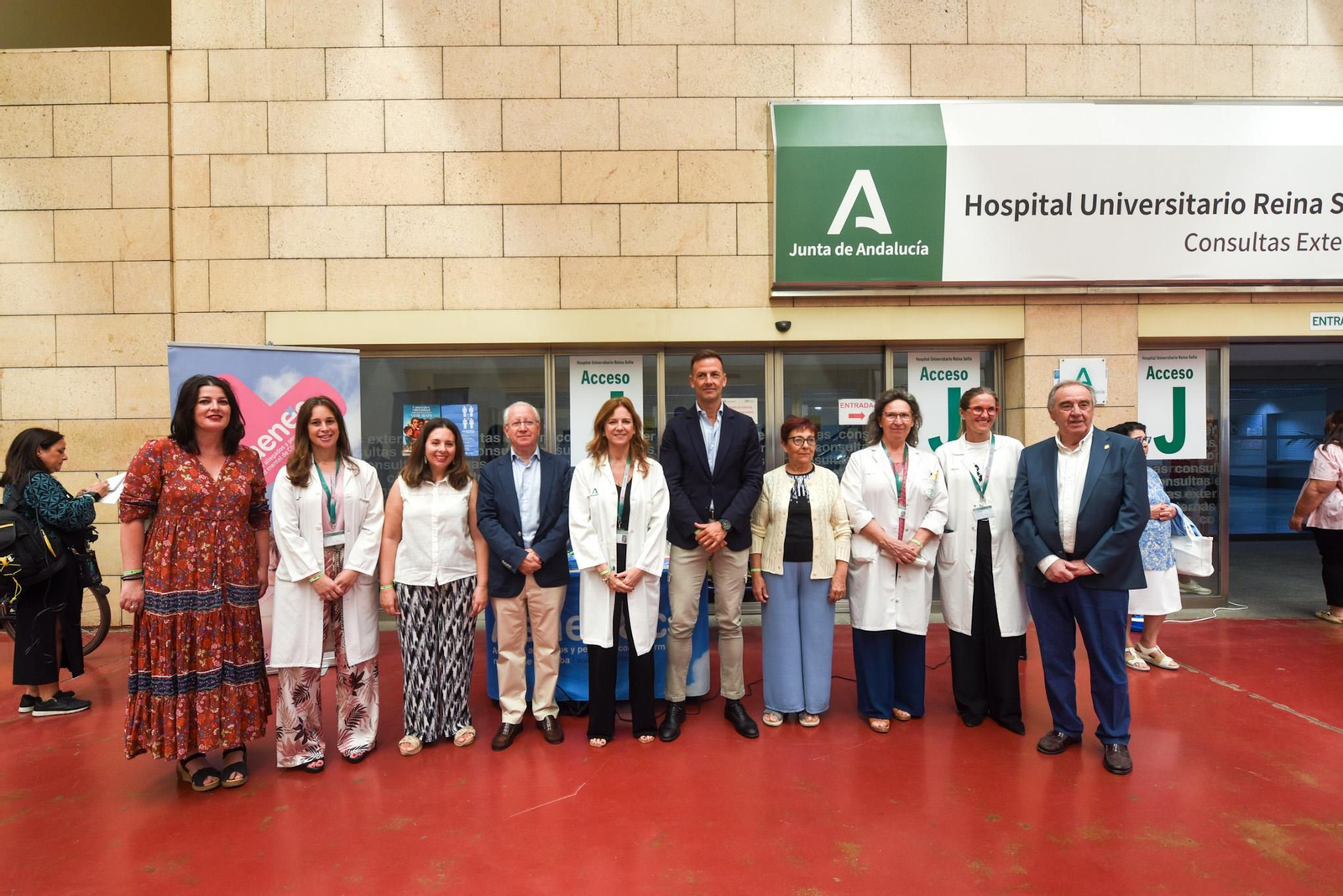 Profesionales médicos del Reina Sofía y representantes de Asaenec y Faisem.