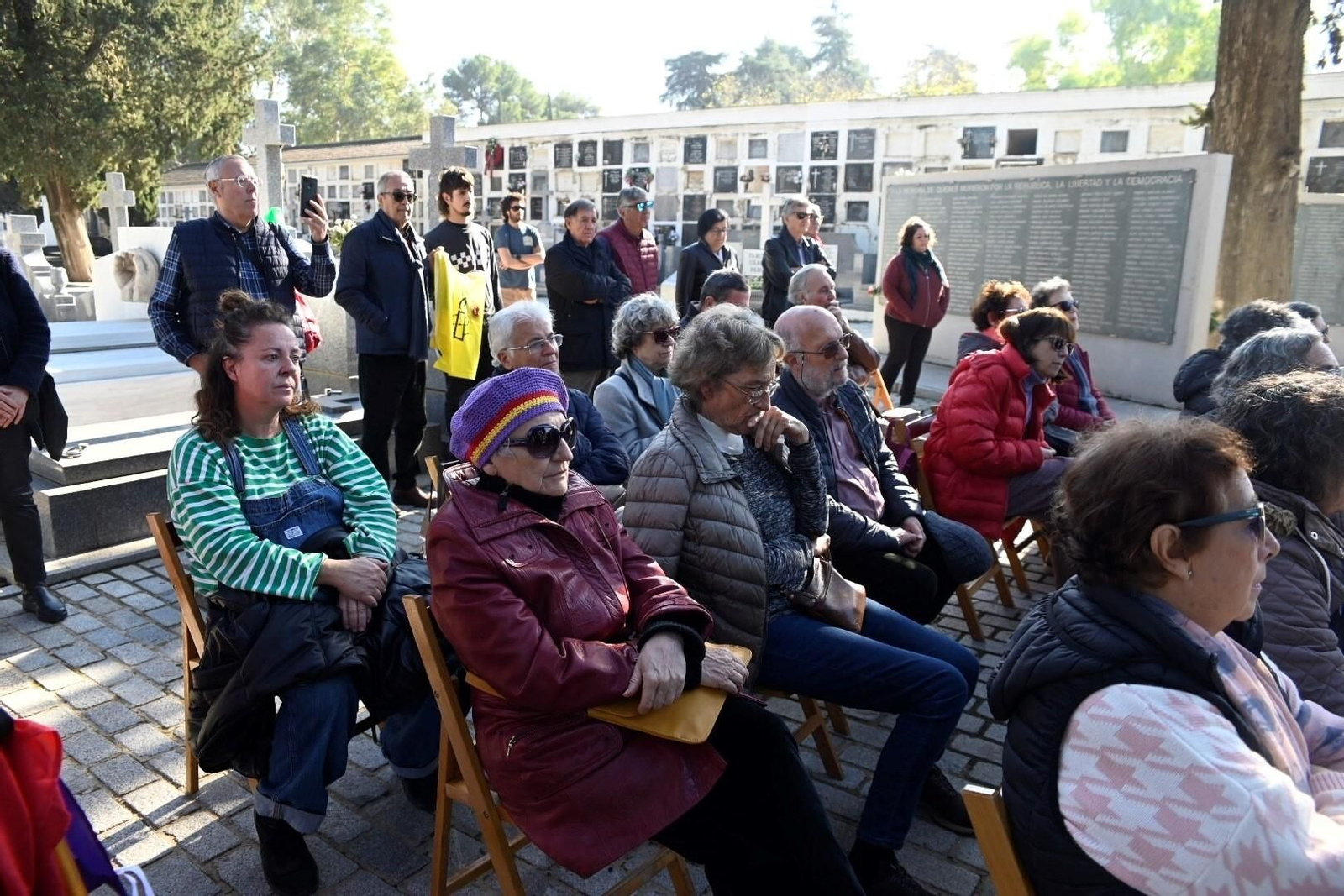La plataforma Comisión de la Verdad recuerda a las víctimas del franquismo con un acto en el cementerio de la Salud, en imágenes