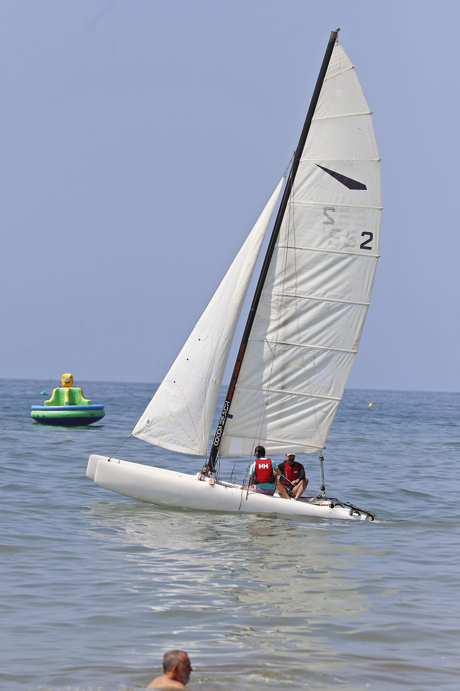Imágenes del ambiente en las playas de Huelva en el 1 de julio