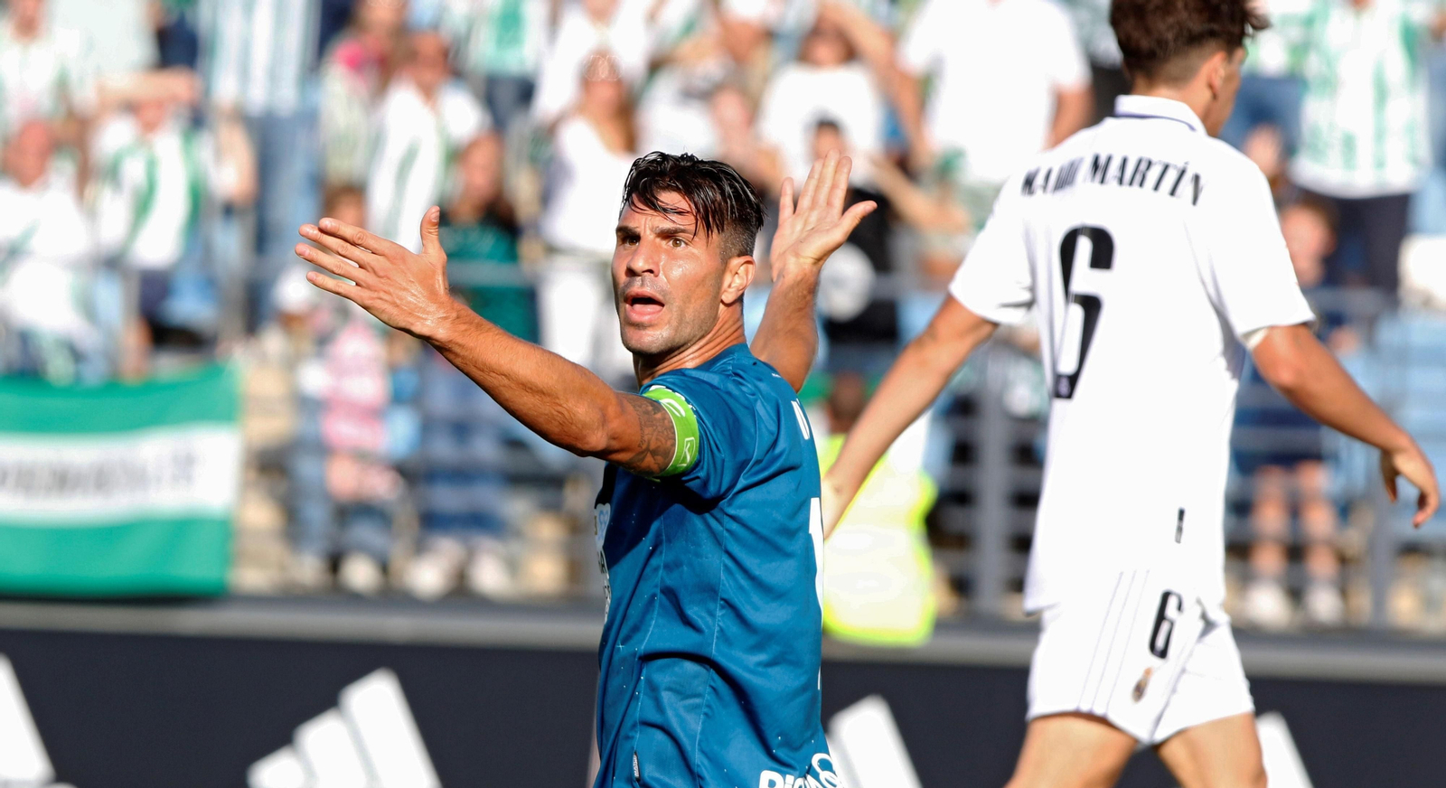 Willy Ledesma protesta una acción en el partido ante el Real Madrid Castilla.