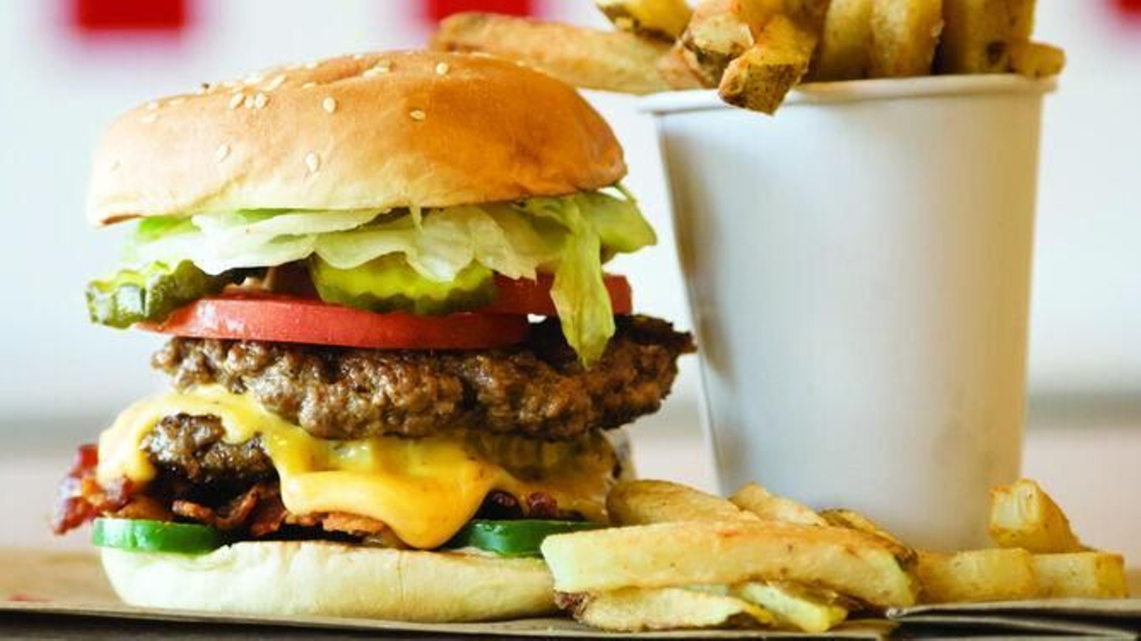 Con queso y bacon, los extras más solicitados en las hamburguesas servidas a domicilio. Con queso y bacon, los extras más solicitados en las hamburguesas servidas a domicilio.