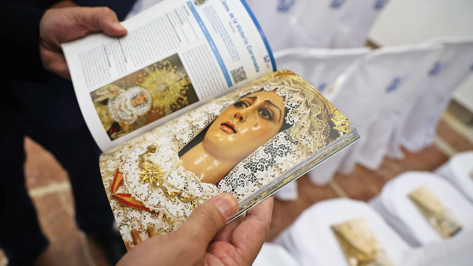 Una de las páginas del interior de la publicación.