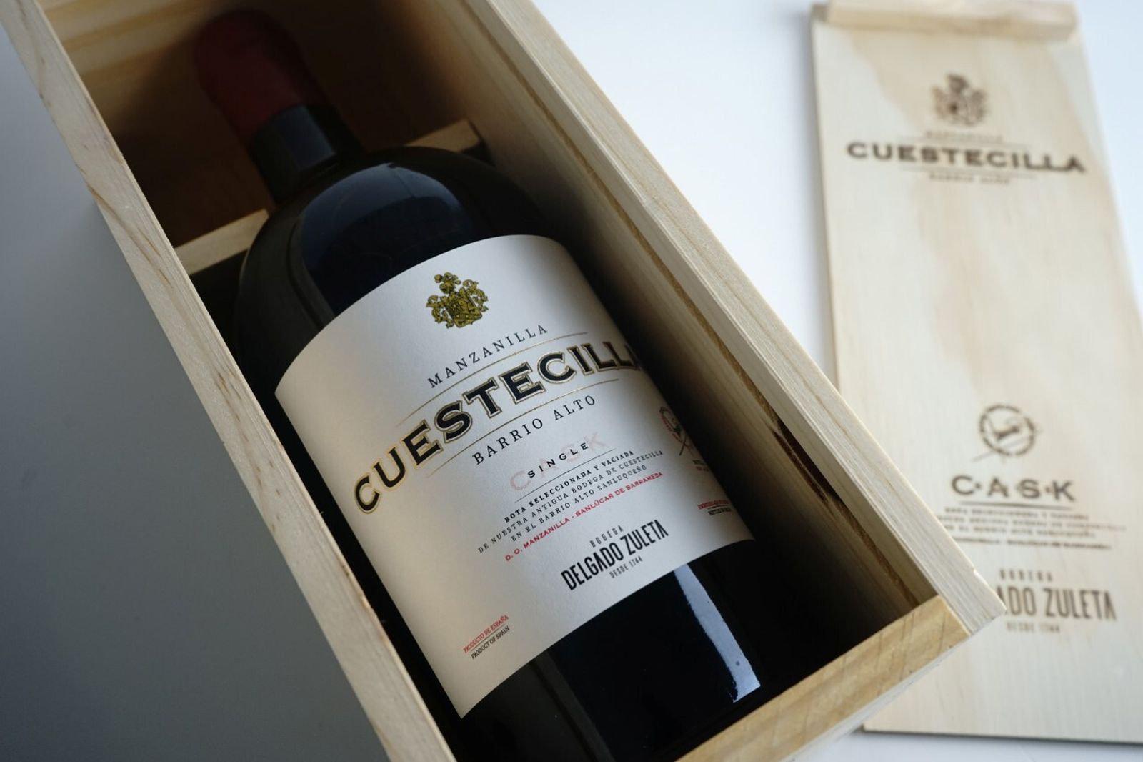 Botella de la manzanilla Single Cask 'Cuestecilla' en su caja de madera de presentación.