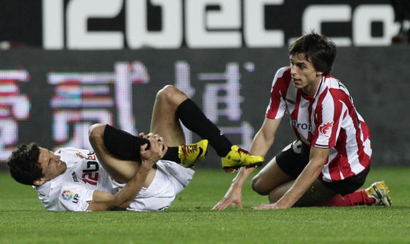Navas se duele en el suelo tras recibir una patada. / Antonio Pizarro