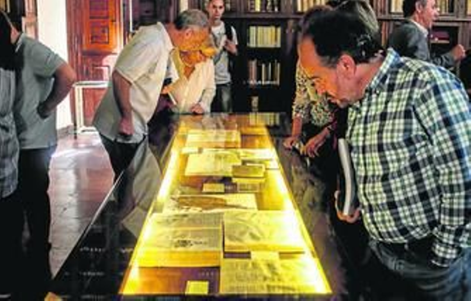 1. Los asistentes recorren la exposición Caducas y Perennes, ubicada en la biblioteca del Hospital Real. 2. La presentación estuvo a cargo de personalidades de la Universidad, como la rectora, catedráticos de Botánica y la directora del archivo.